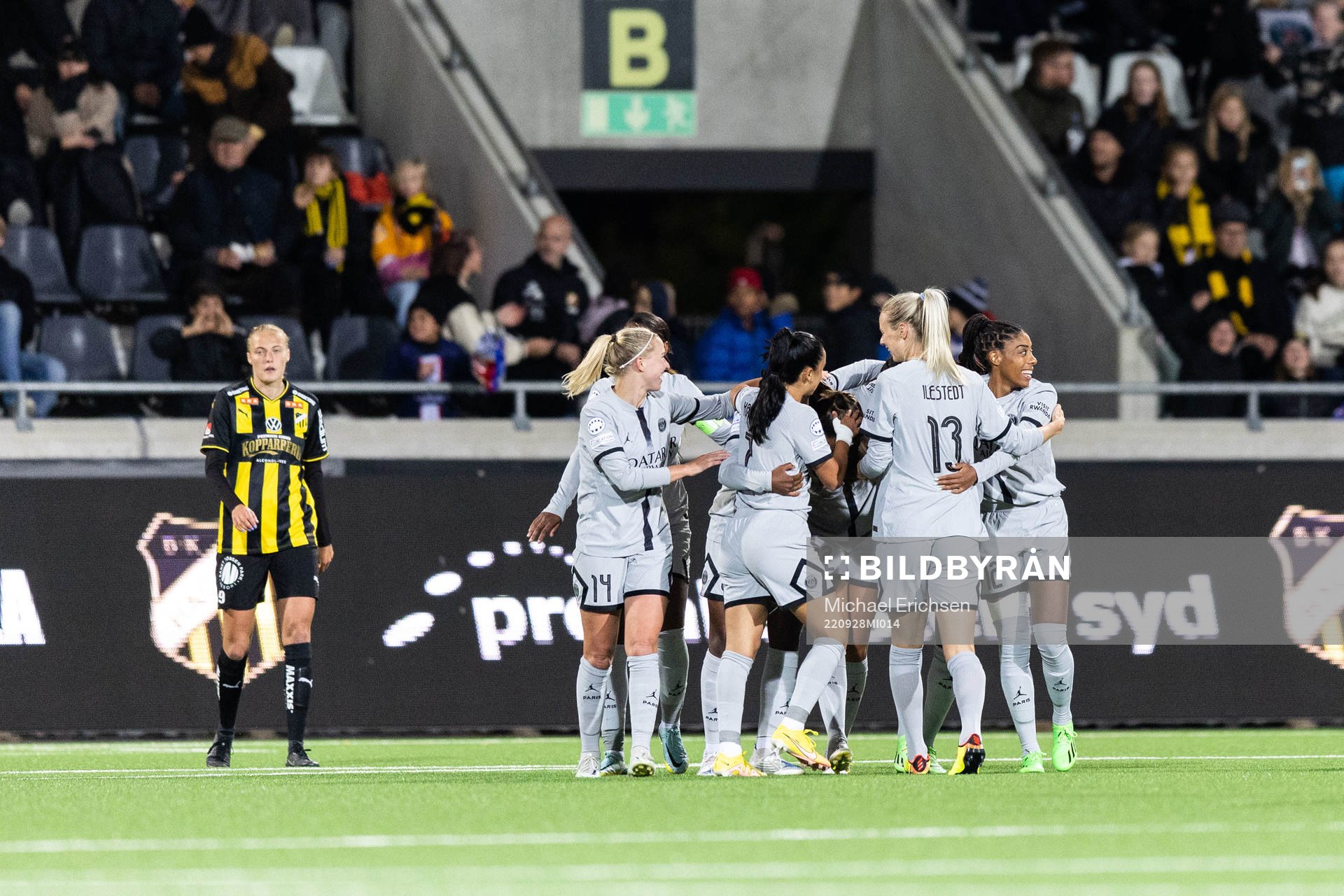 Lieke Martens of Paris celebrates with teammates