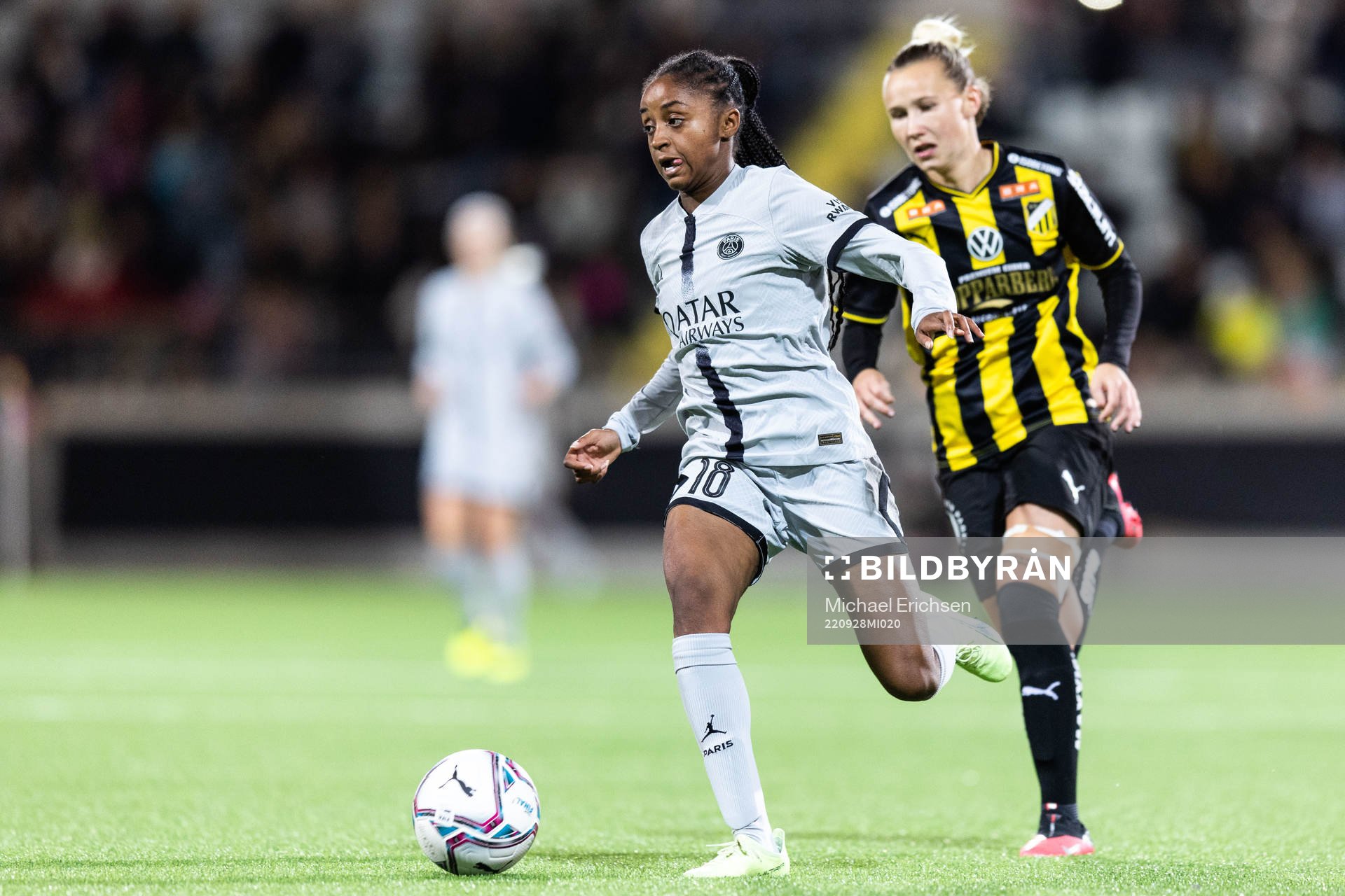 Laurina Fazer of Paris and Marika Bergman Lundin of Häcken during the UEFA Women's Champions League football match between Häcken and Paris Saint Germain on September 28, 2022 in Göteborg.