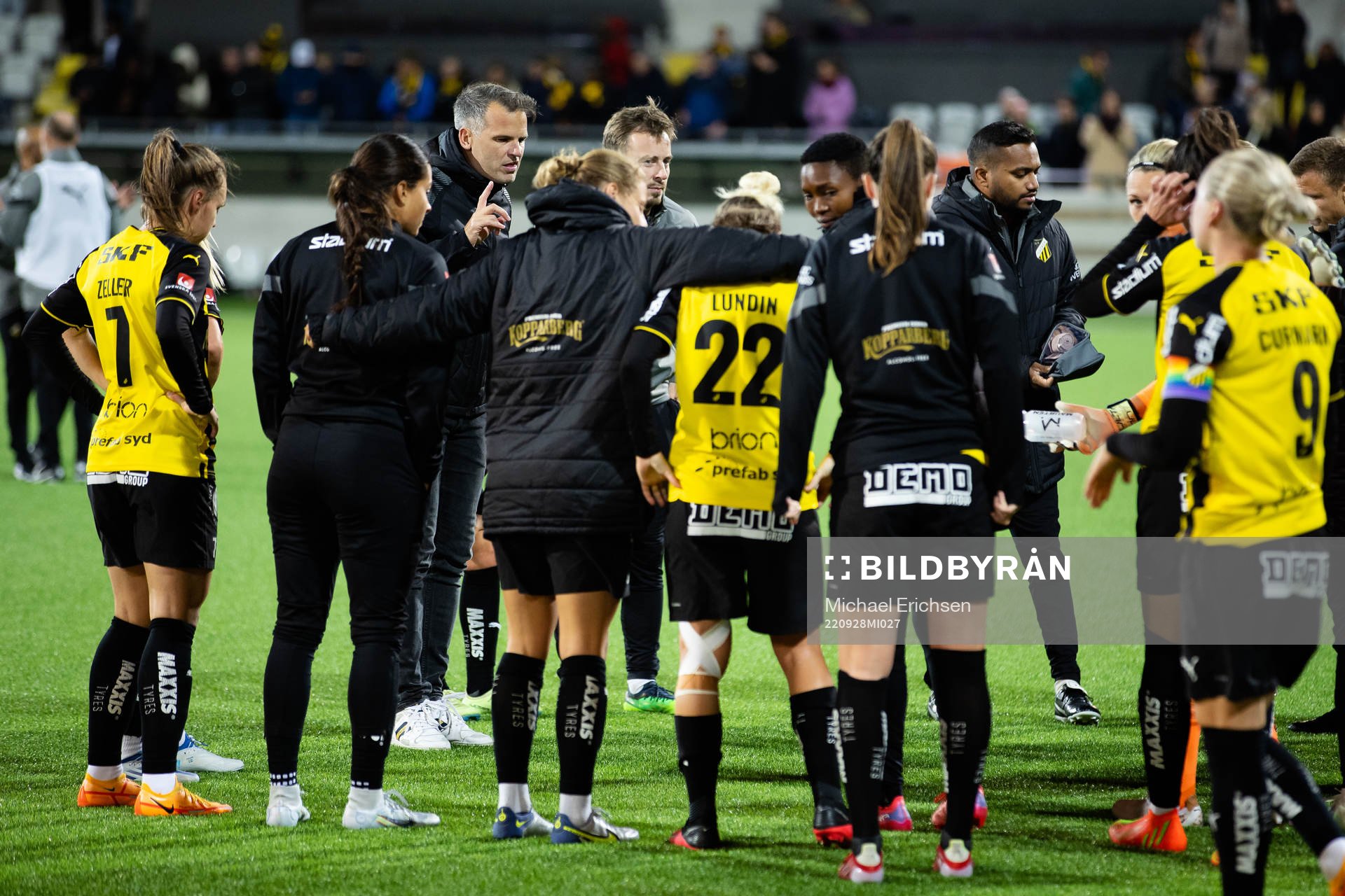 Head coach Robert Vilahamn talking to his players