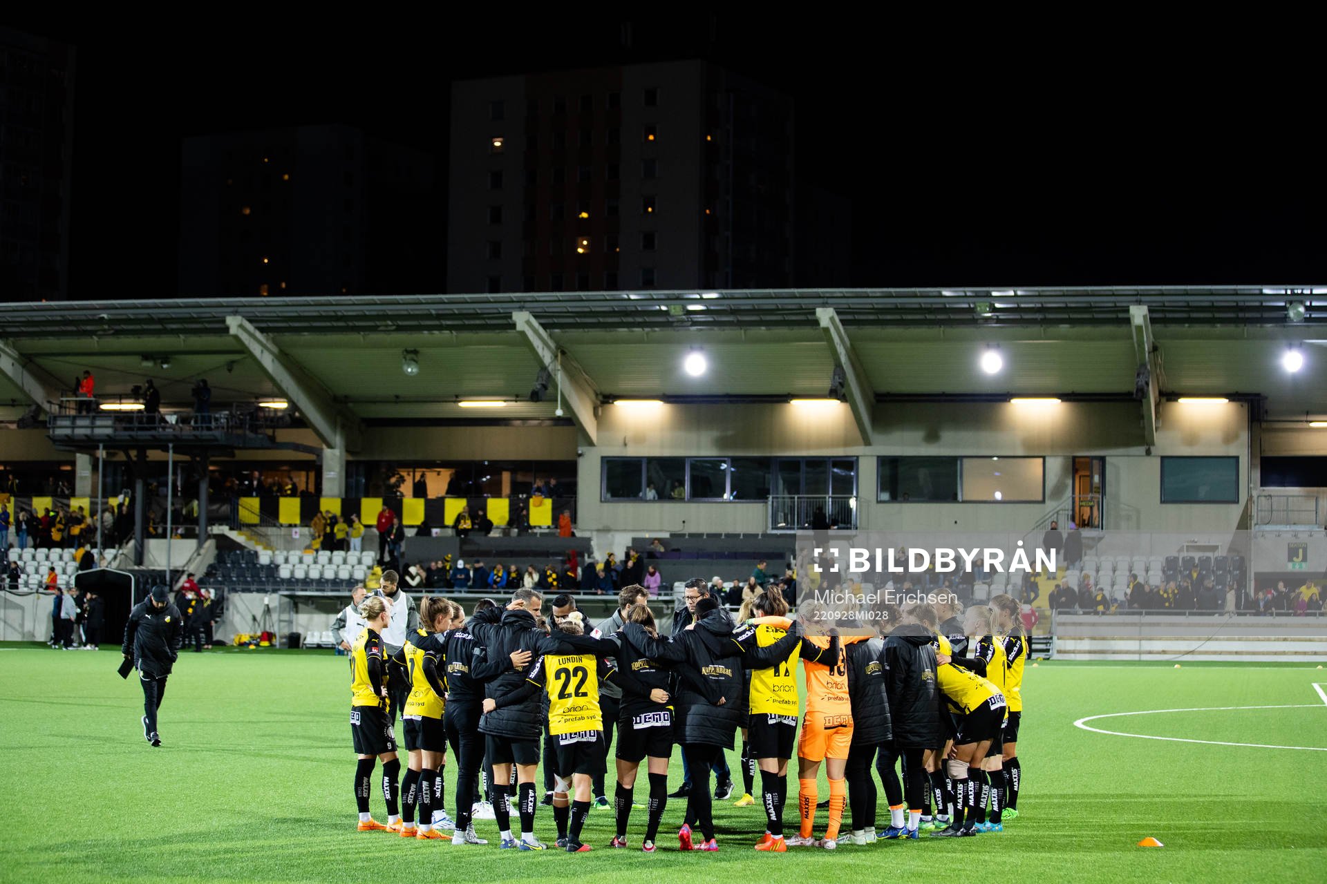 Head coach Robert Vilahamn talking to his players
