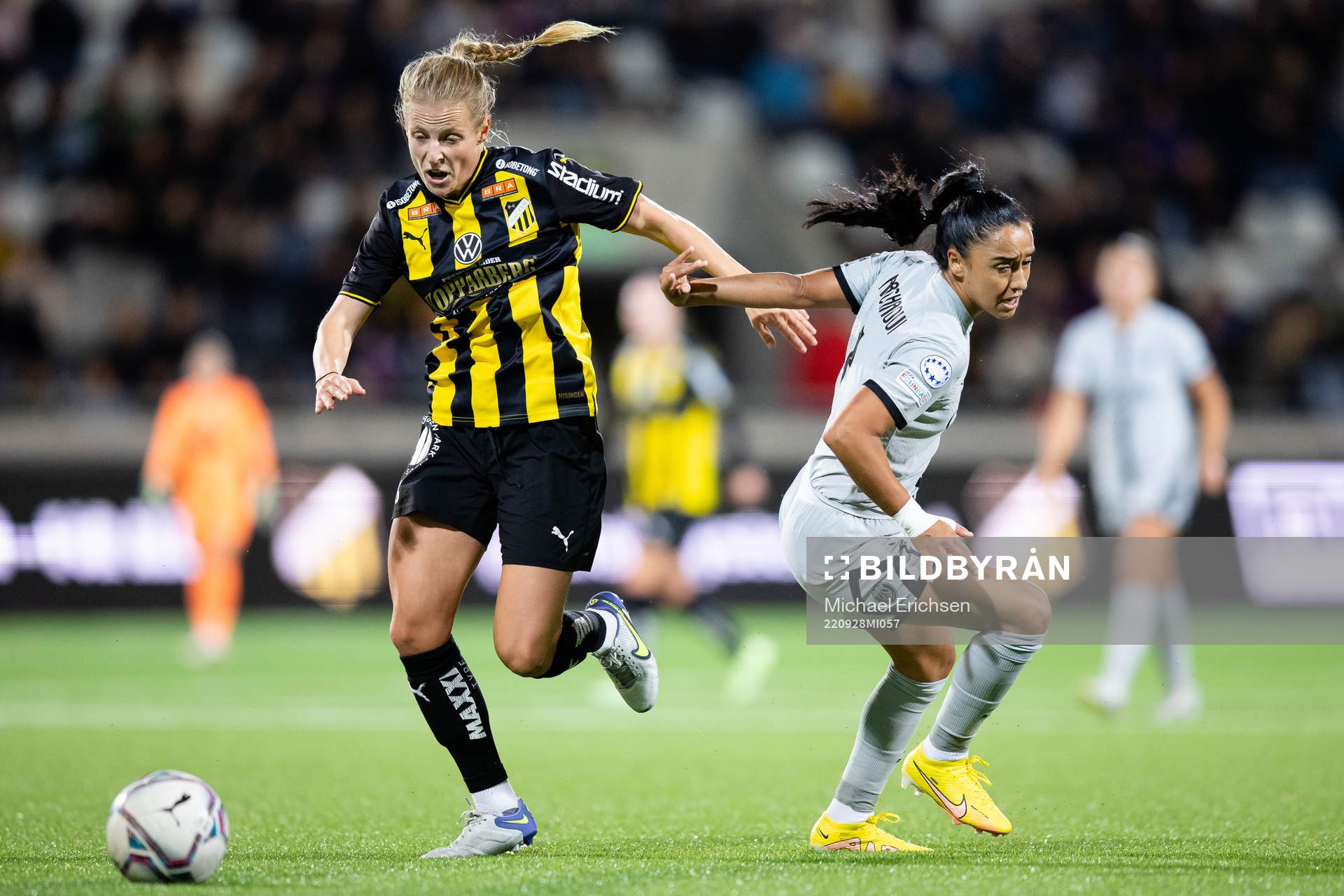 Anna Anvegård of Häcken and Sakina Karchaoui of Paris Saint Germain during the UEFA Women's Champions League football match between Häcken and Paris Saint Germain on September 28, 2022 in Göteborg.