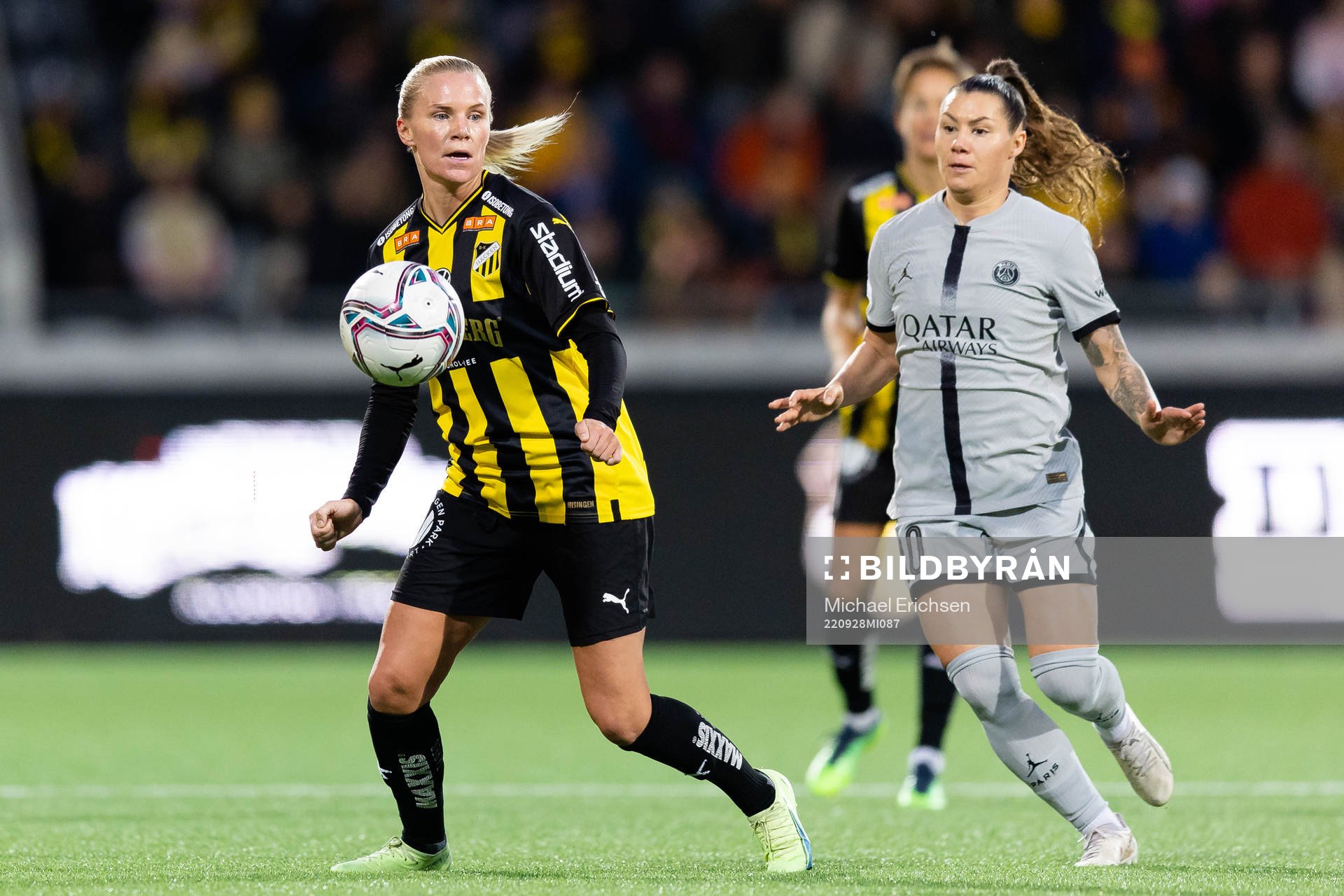 Josefine Rybrink of Häcken and Ramona Bachman of Paris