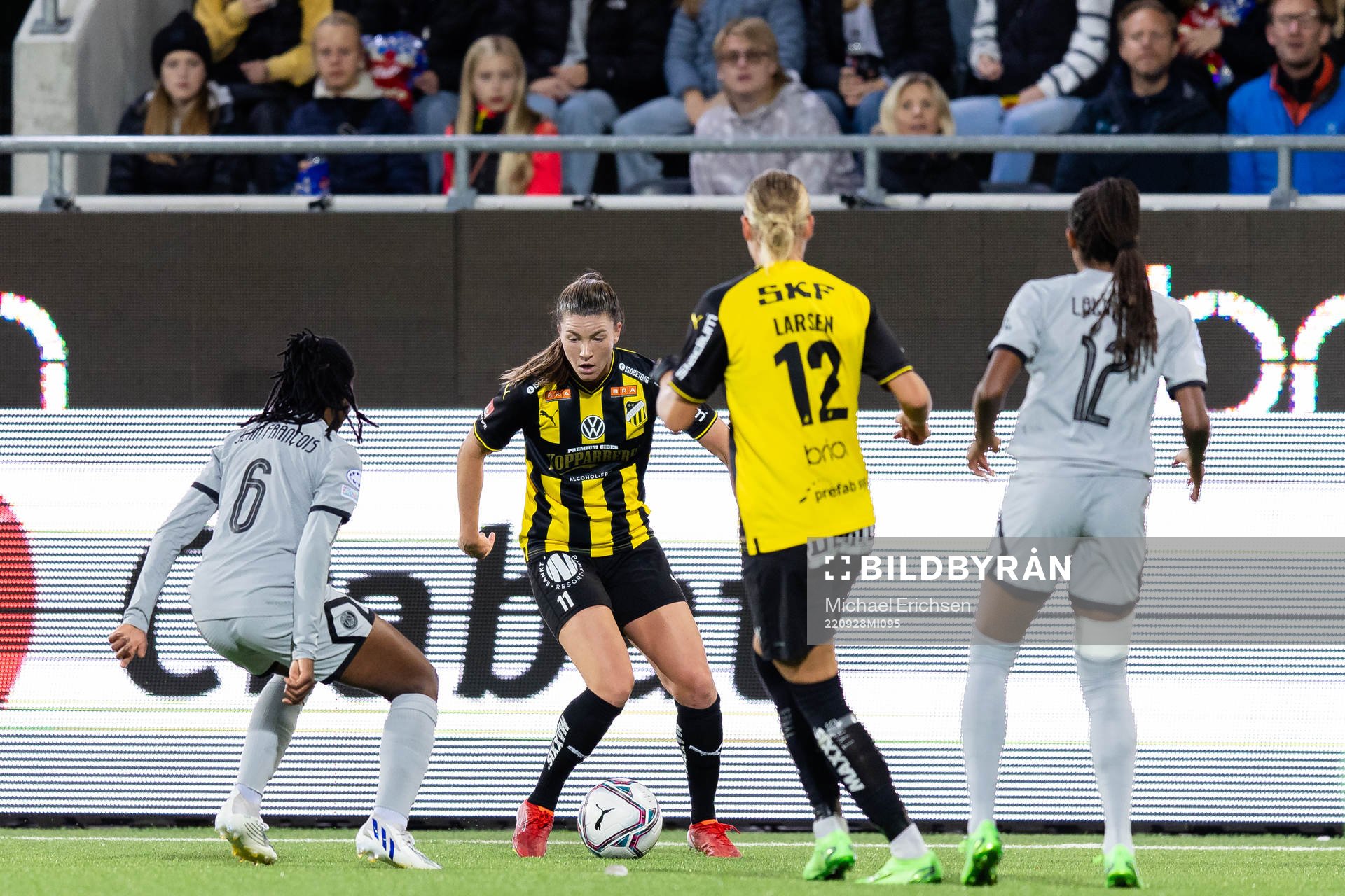 Pauline Hammarlund of Häcken and Oriane Jean-Francois of