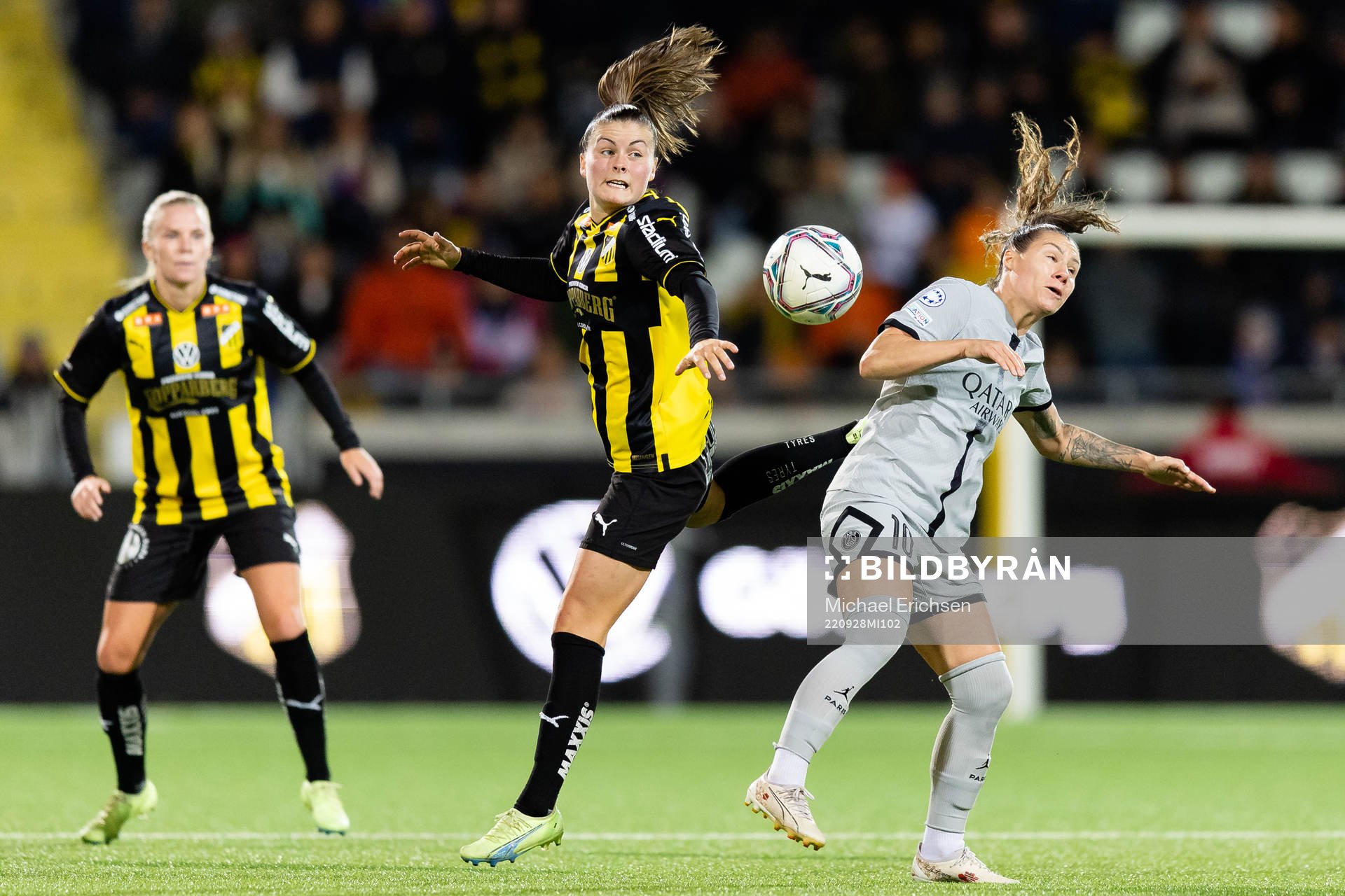 Hanna Wijk of Häcken and Ramona Bachman of Paris Saint