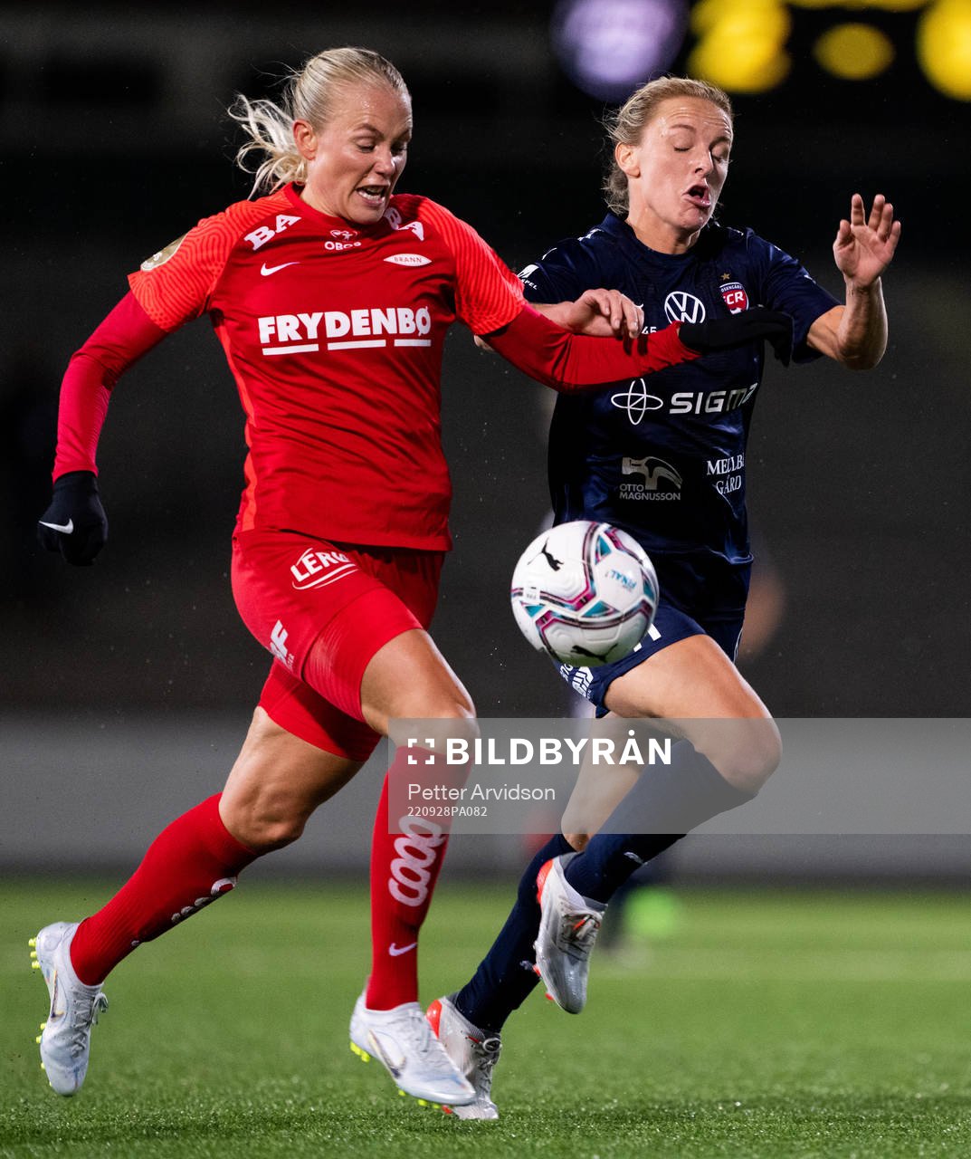 Guro Bergsvand of Brann and Mimmi Larsson of FC Rosengård
