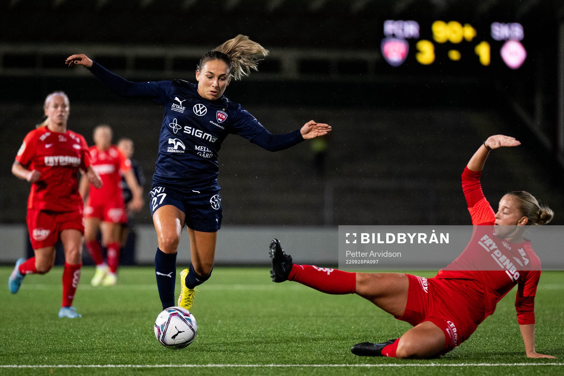 Gina Chmielinski of FC Rosengård and Rikke Bogetveit