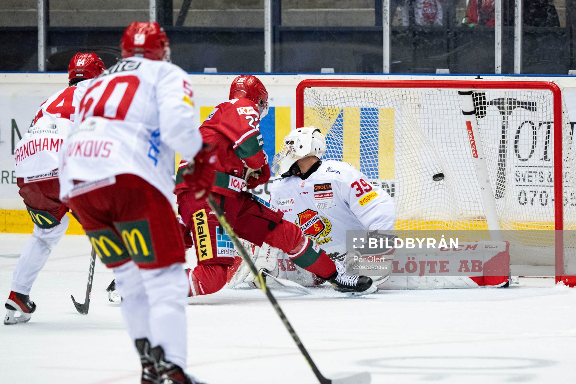 Modos Adam Pettersson gör 5-3 bakom Almtunas målvakt