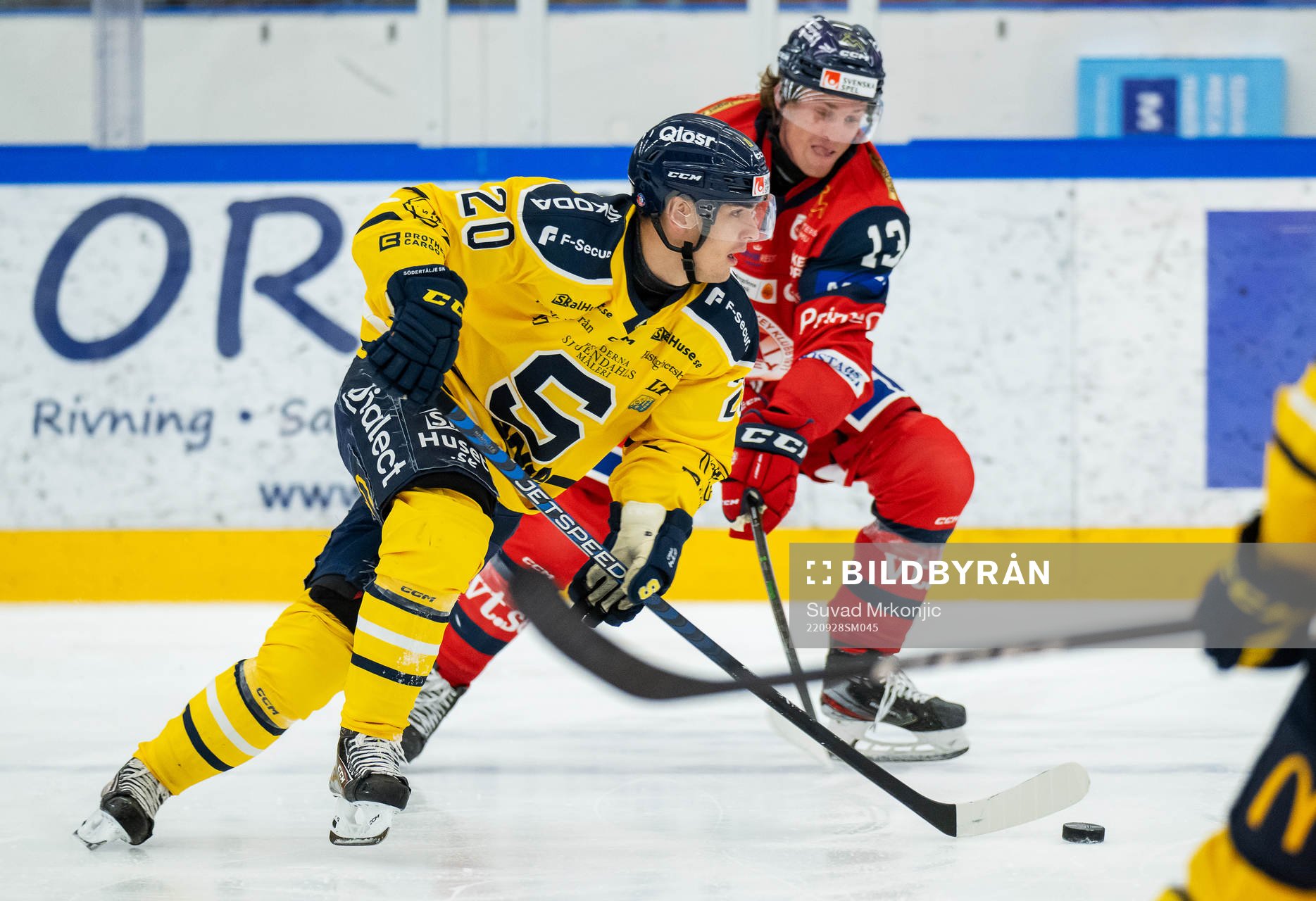 Södertäljes Nikola Pasic och Västerviks Troy Loggins
