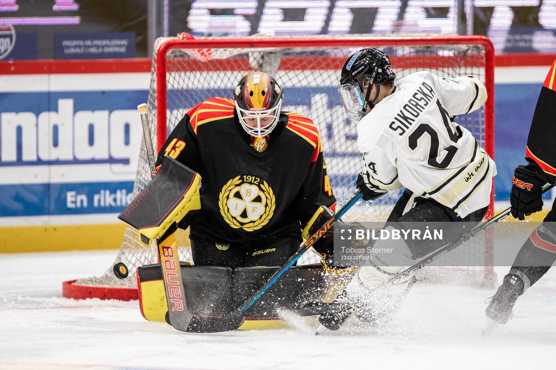 Brynäs målvakt Klara Peslarova och SDEs Wiktoria Sikorska