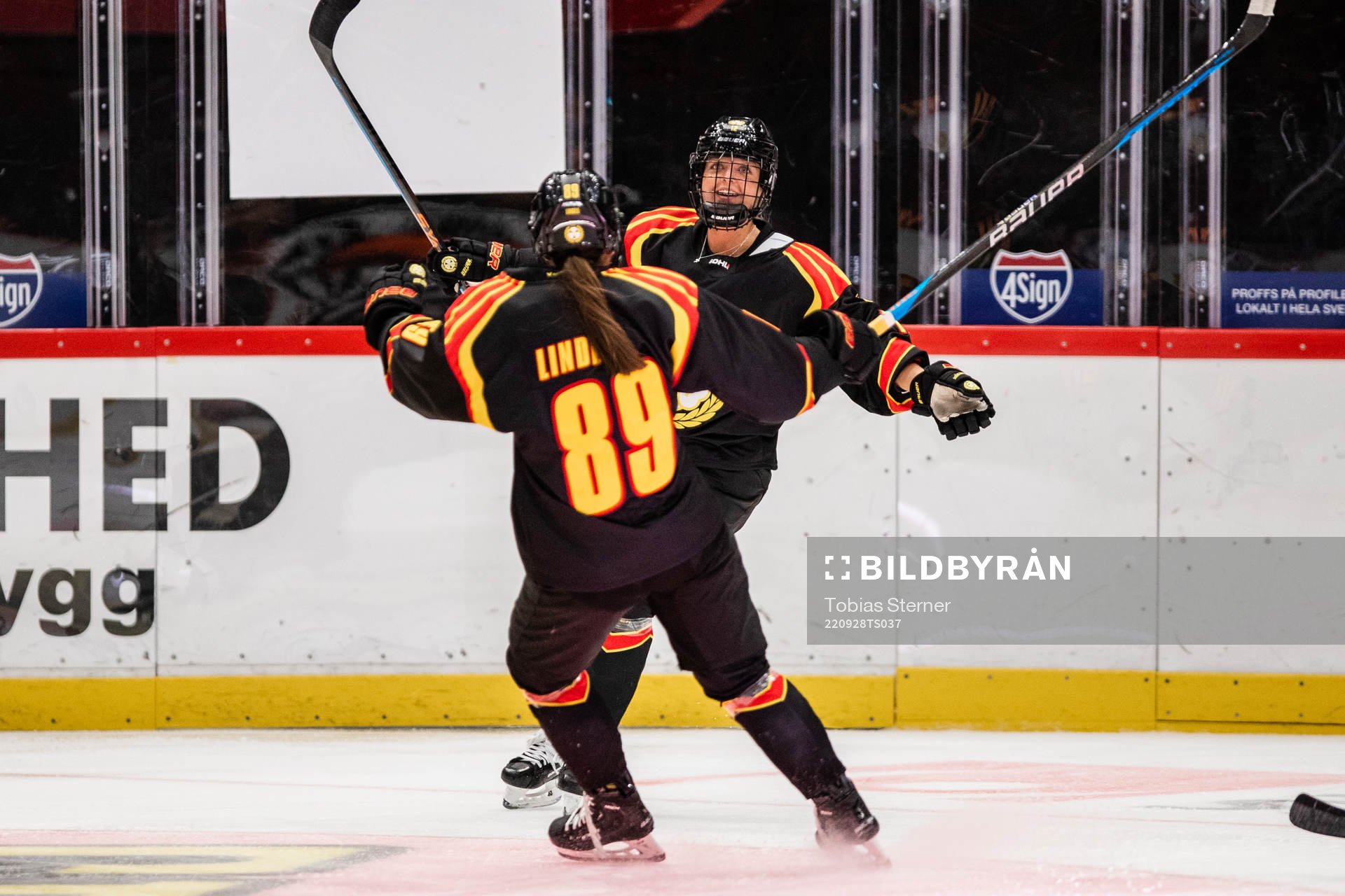 Brynäs Mina Waxin jublar