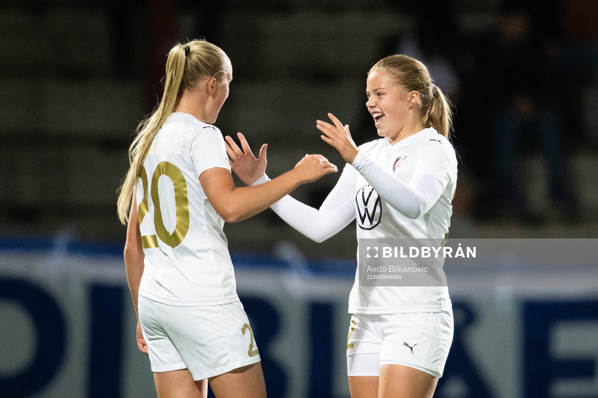 Rosengårds Tilde Björklund och Hanna Stenberg jublar