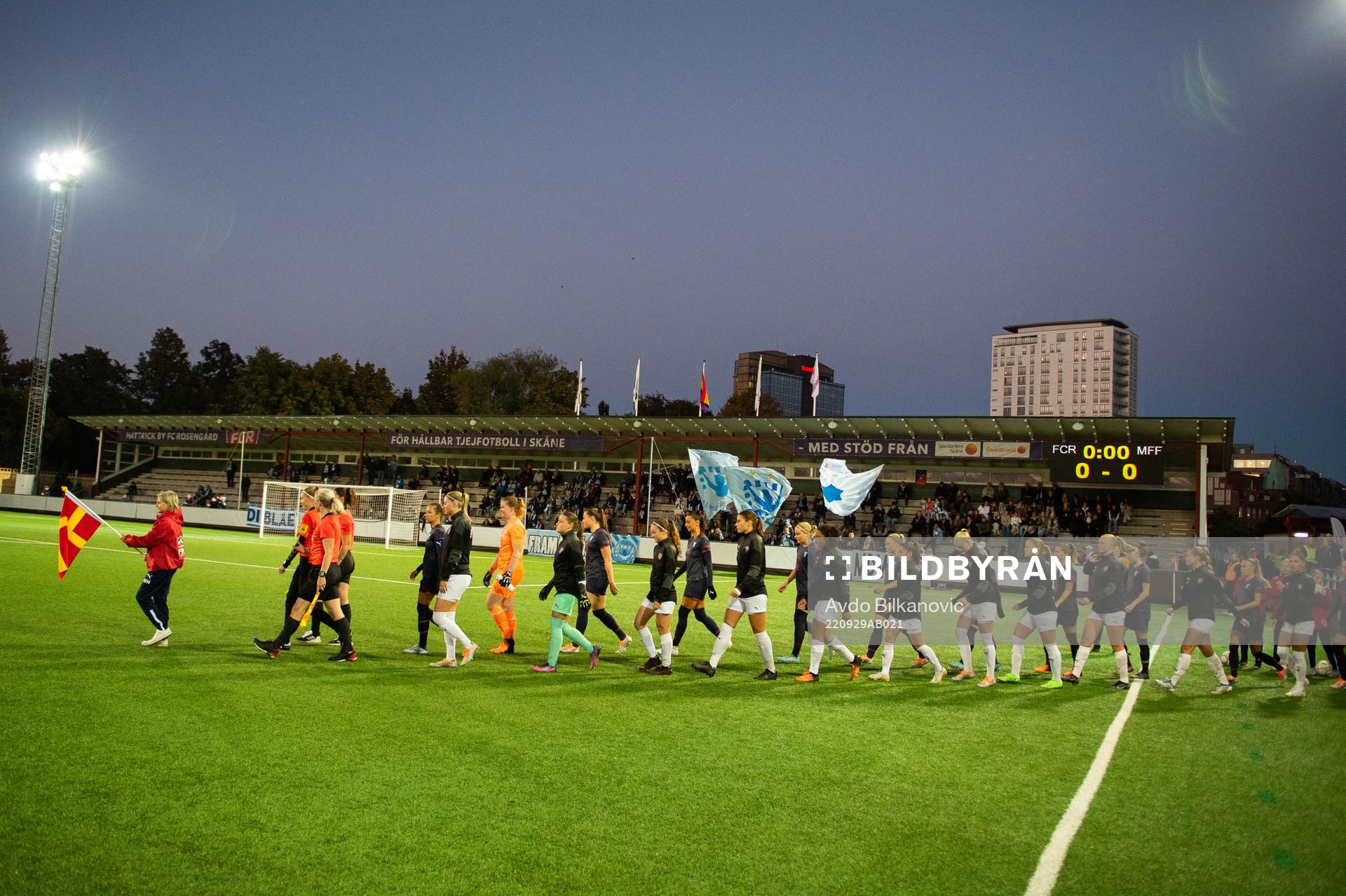 Rosengårds och Malmö FFs spelare gör entré