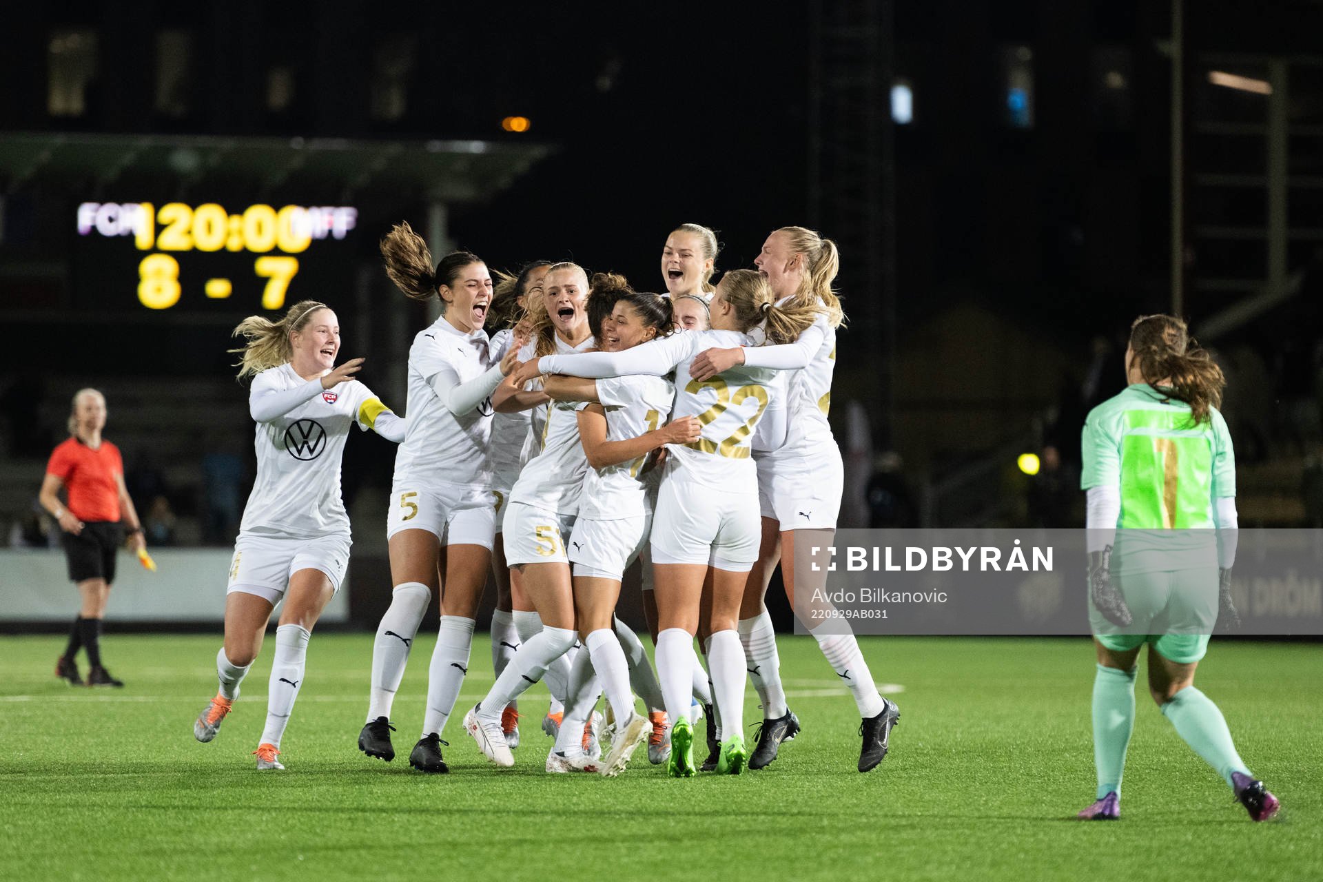 Rosengårds spelare jublar