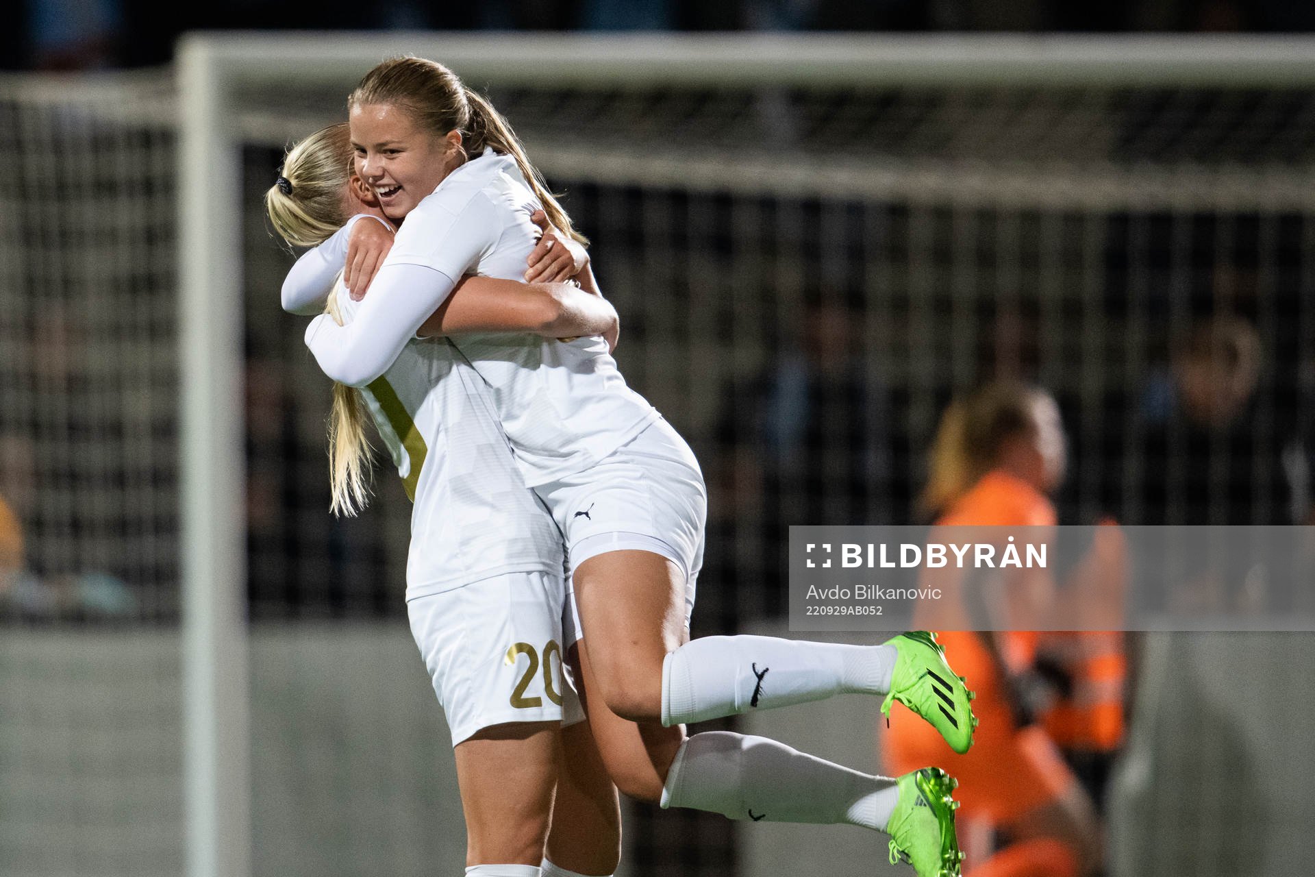 Rosengårds Tilde Björklund och Hanna Stenberg jublar