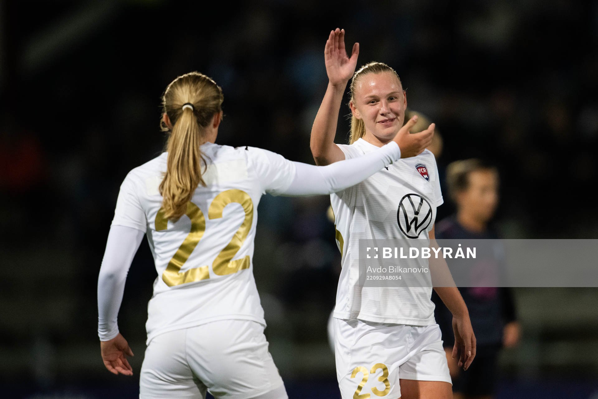 Rosengårds Tilde Björklund och Em Lundström jublar