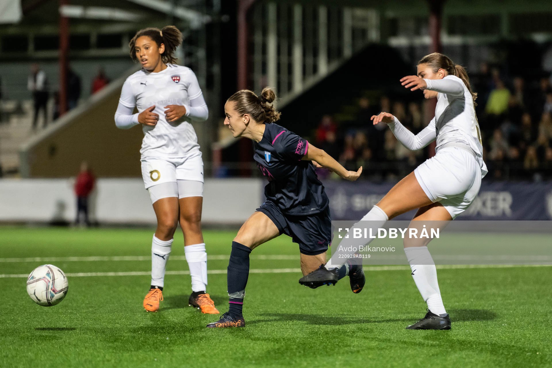 Rosengårds Vera Ivarsson och Malmö FFs Anna Plantin