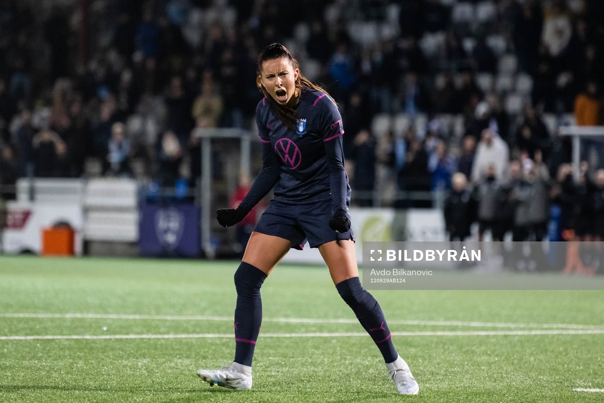Malmö FFs Malin Gunnarsson jublar efter första straffskottet under fotbollsmatchen i Distriktsmästerskap mellan FC Rosengård 1917 och Malmö FF den 29 september 2022 i Malmö.