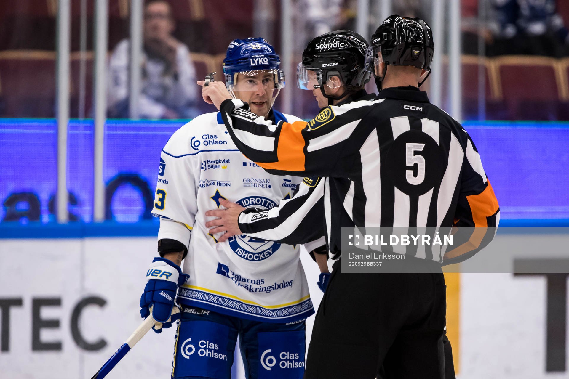 Leksands Mikael Ruohomaa och Domare Daniel Eriksson