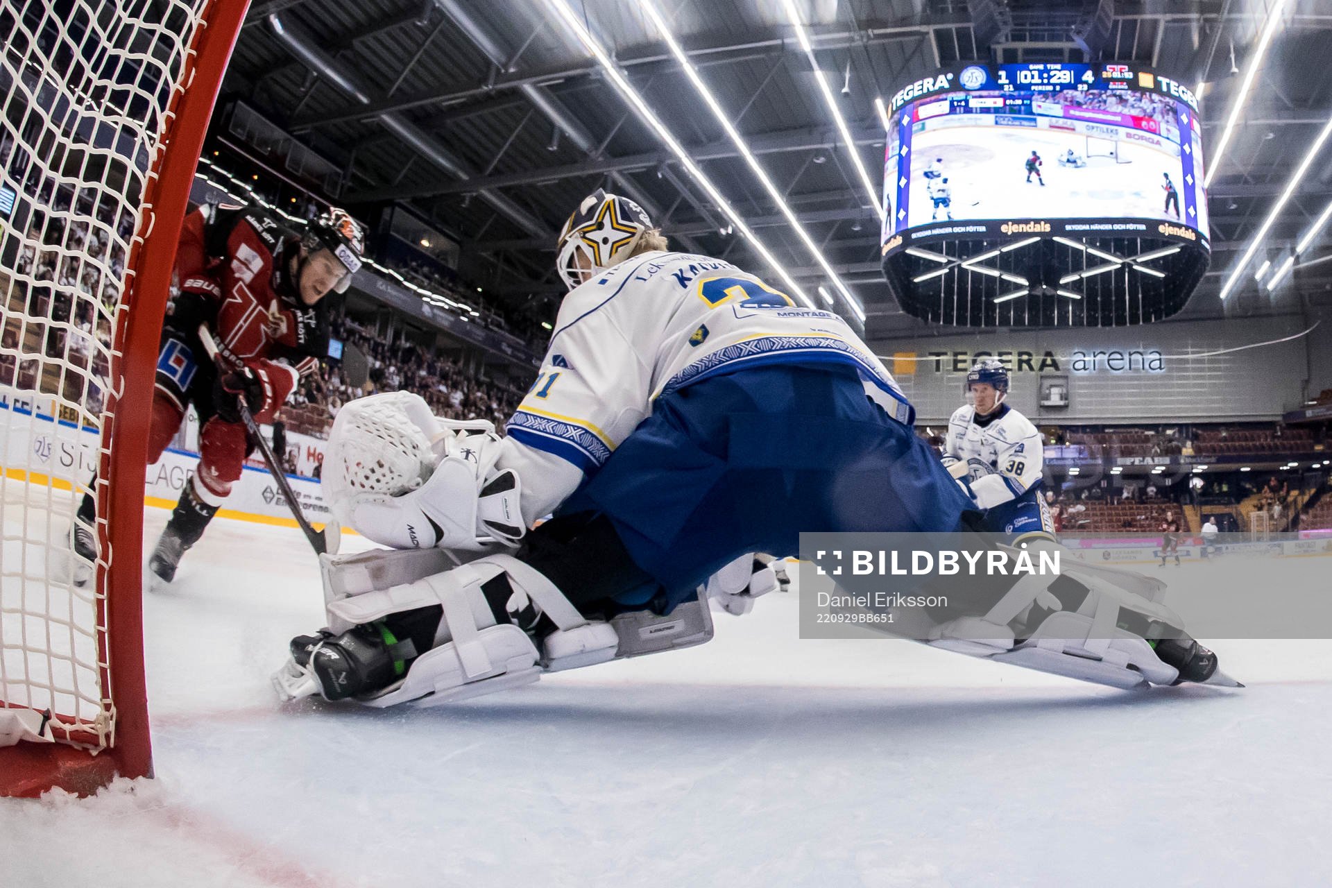 Örebros William Wikman och Leksands målvakt Kasimir