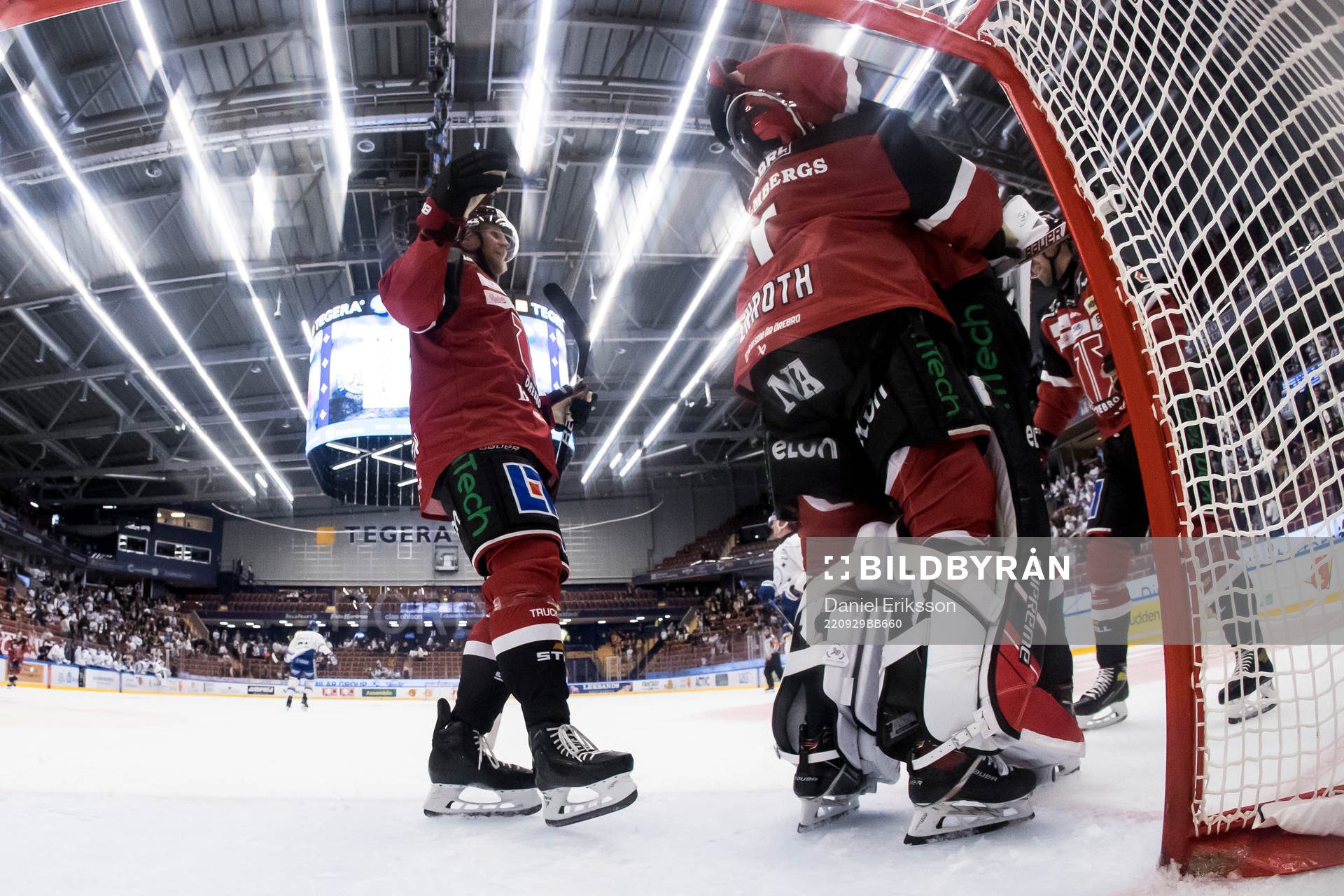 Örebros spelarna jublar