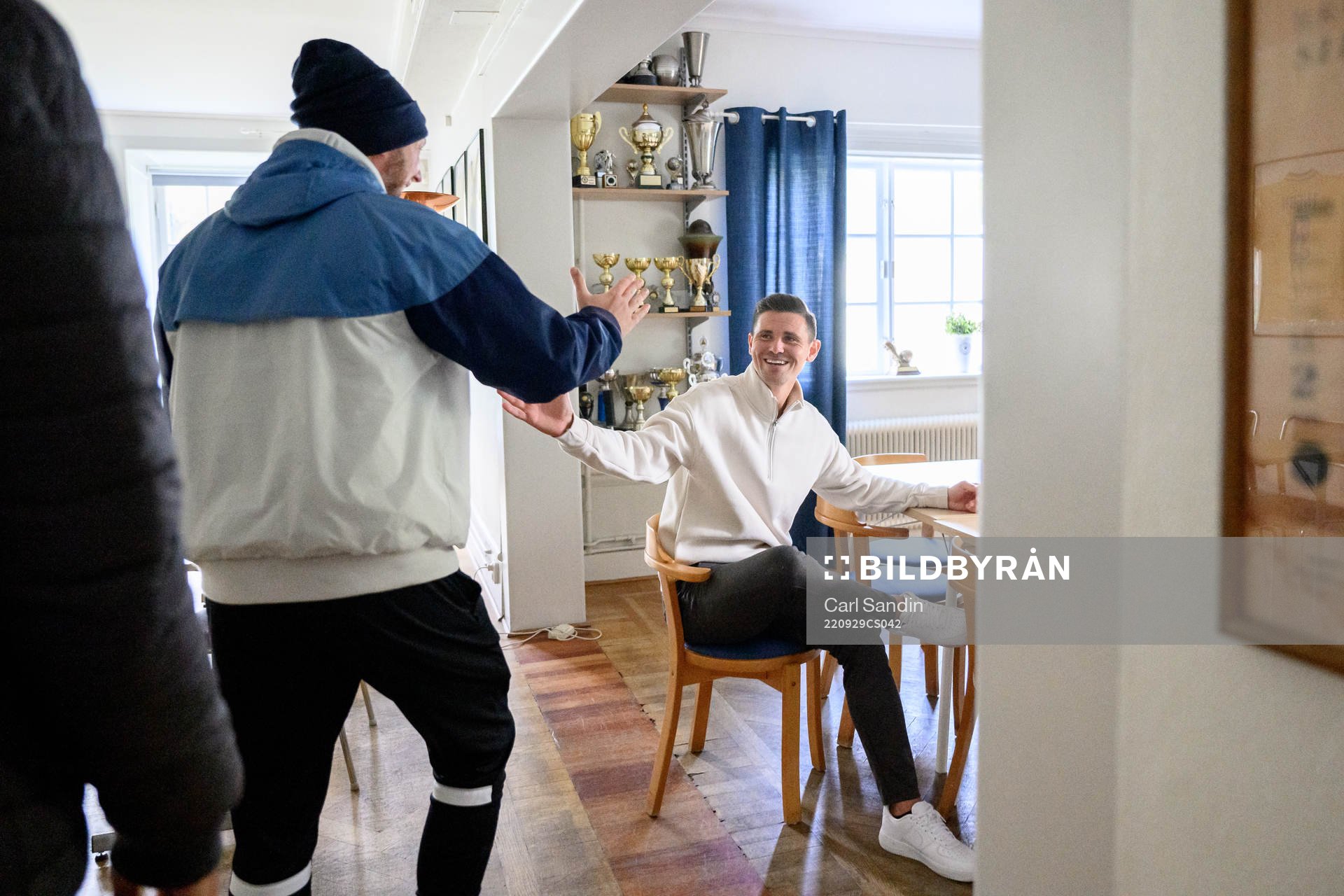 Värnamos tränare Kim Hellberg hälsar på Marcus Antonsson