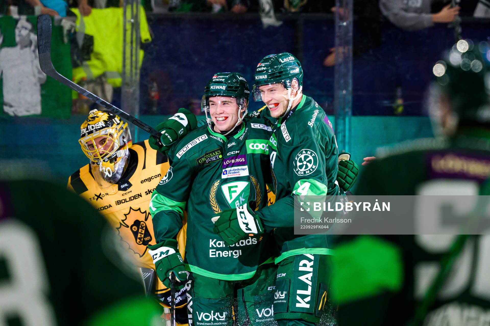 Färjestads Oscar Lawner och Victor Ejdsell jublar
