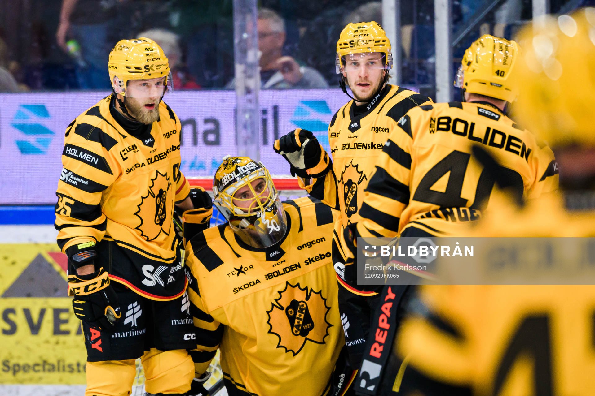 Skellefteås Oscar Möller, målvakt Gustaf Lindvall och