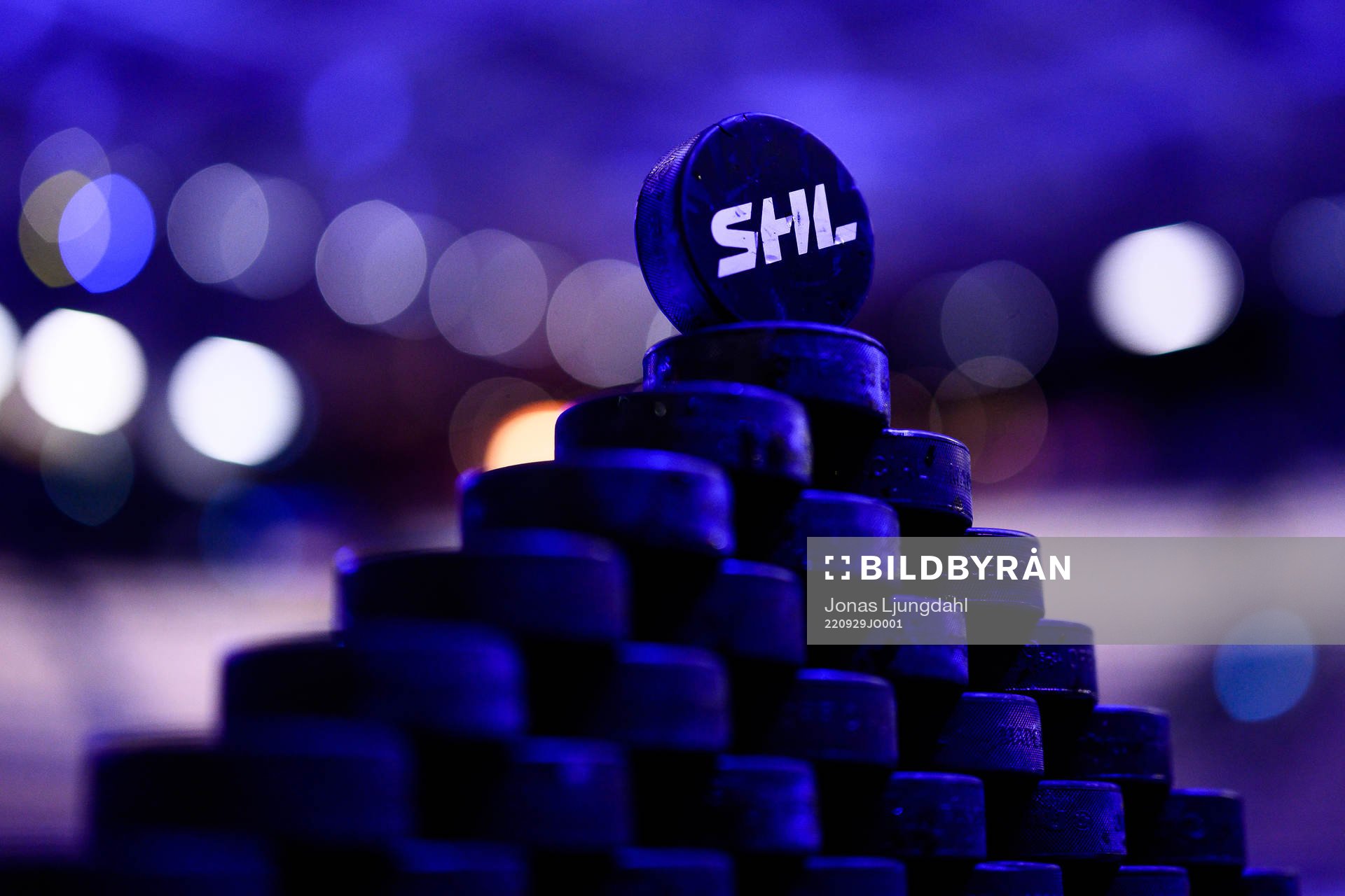 Stapel med puckar före ishockeymatchen i SHL mellan