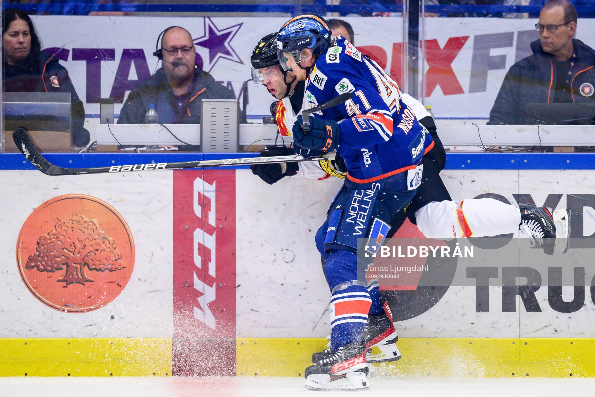 Brynäs Greg Scott blir tacklad av Växjös Ludvig Nilsson