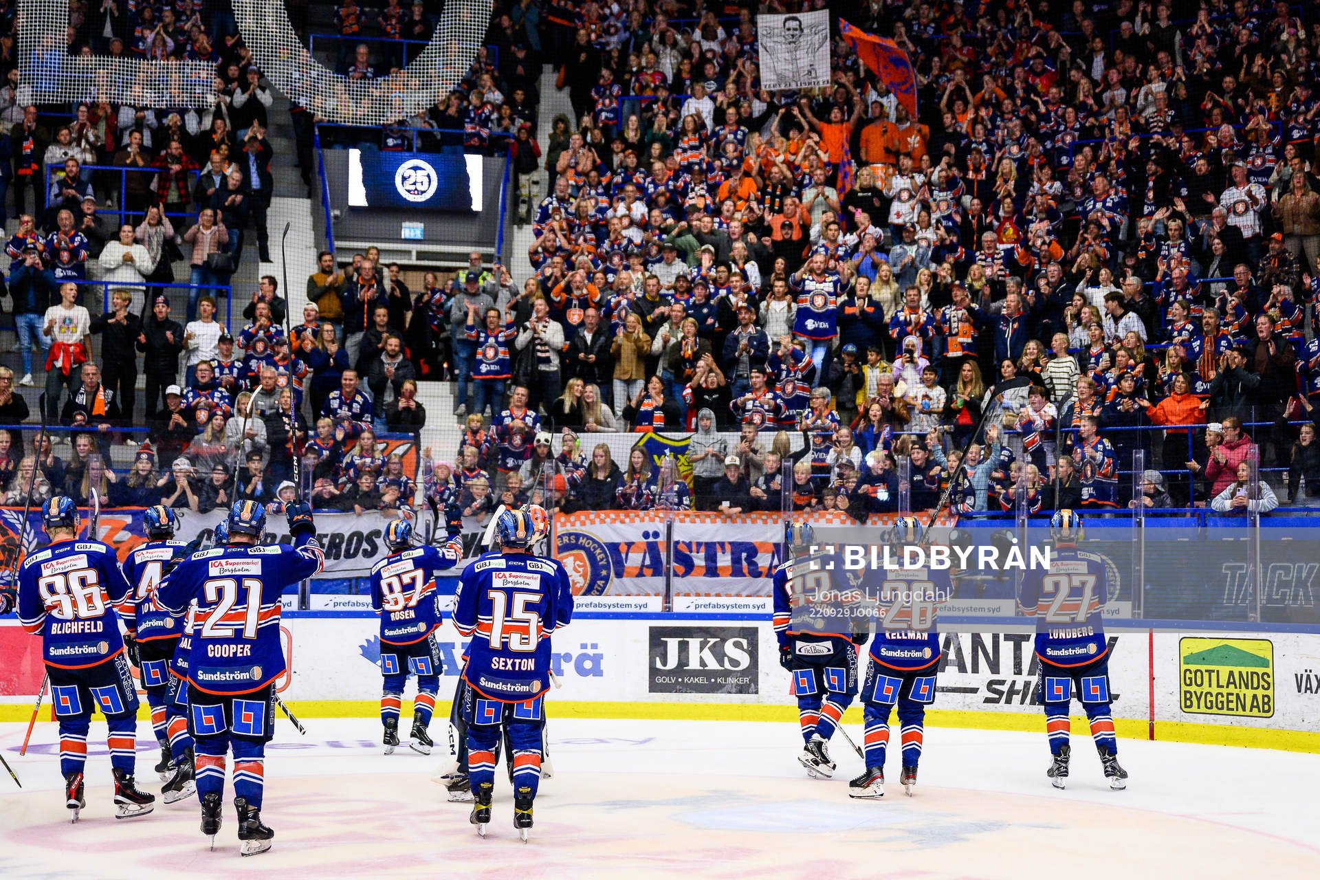 Växjös spelare jublar framför fansen