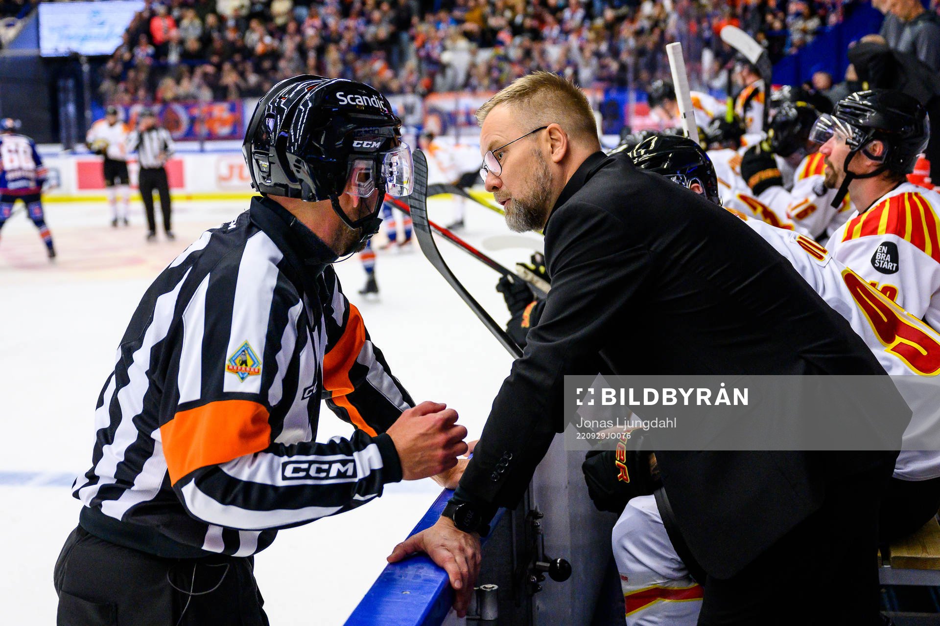 Domare Marcus Linde pratar med Brynäs tränare Mikko Manner