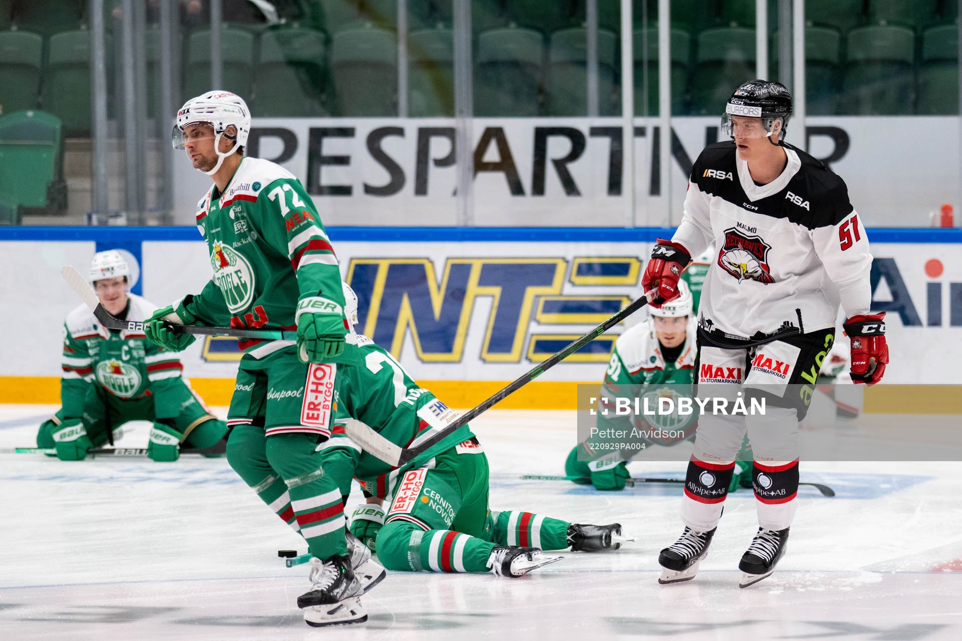 Rögles Daniel Zaar och Malmö Redhawks Emil Sylvegård