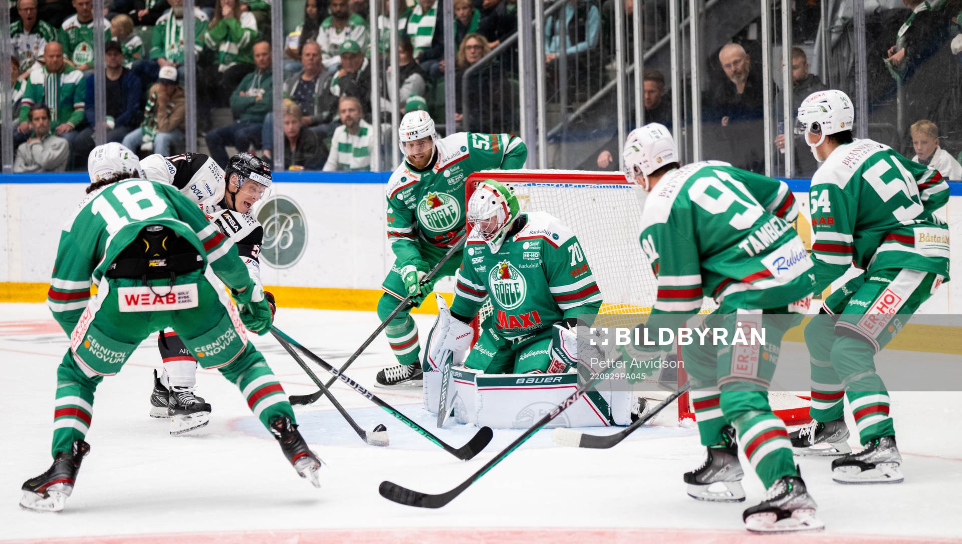 Malmö Redhawks Emil Sylvegård oroar mot Rögles spelare