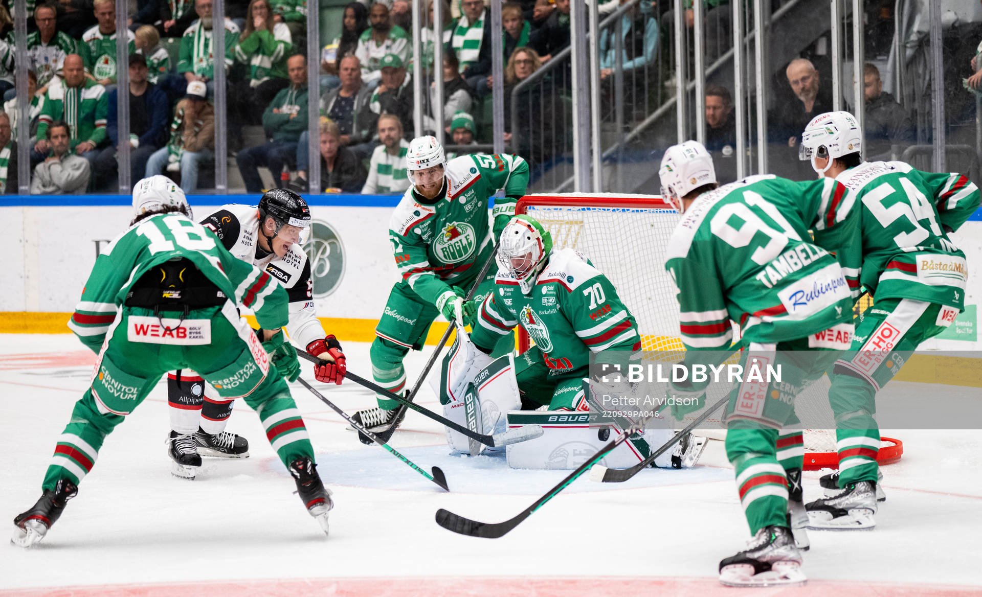 Malmö Redhawks Emil Sylvegård oroar mot Rögles spelare