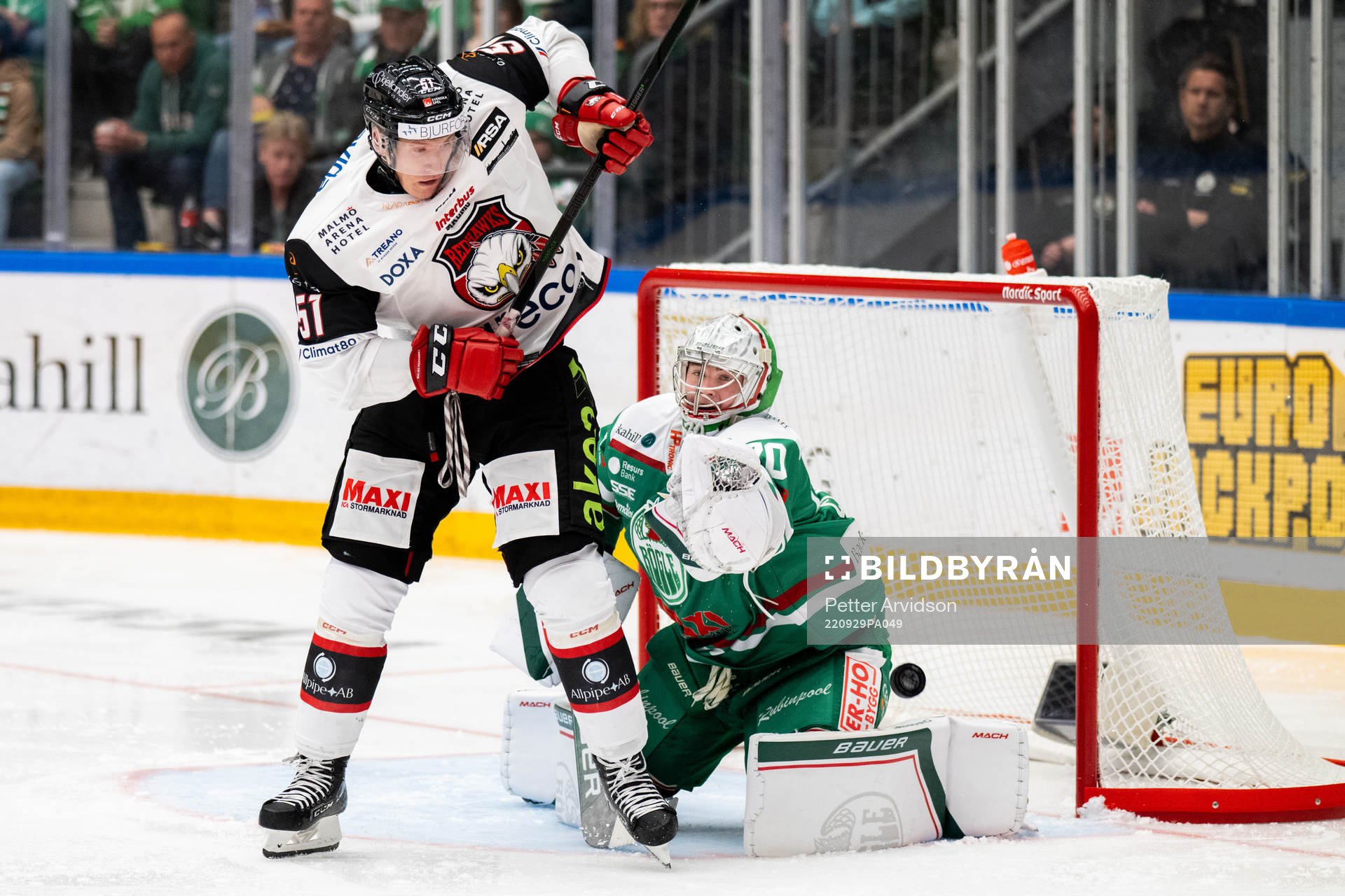 Malmö Redhawks Emil Sylvegård oroar vid Rögles målvakt