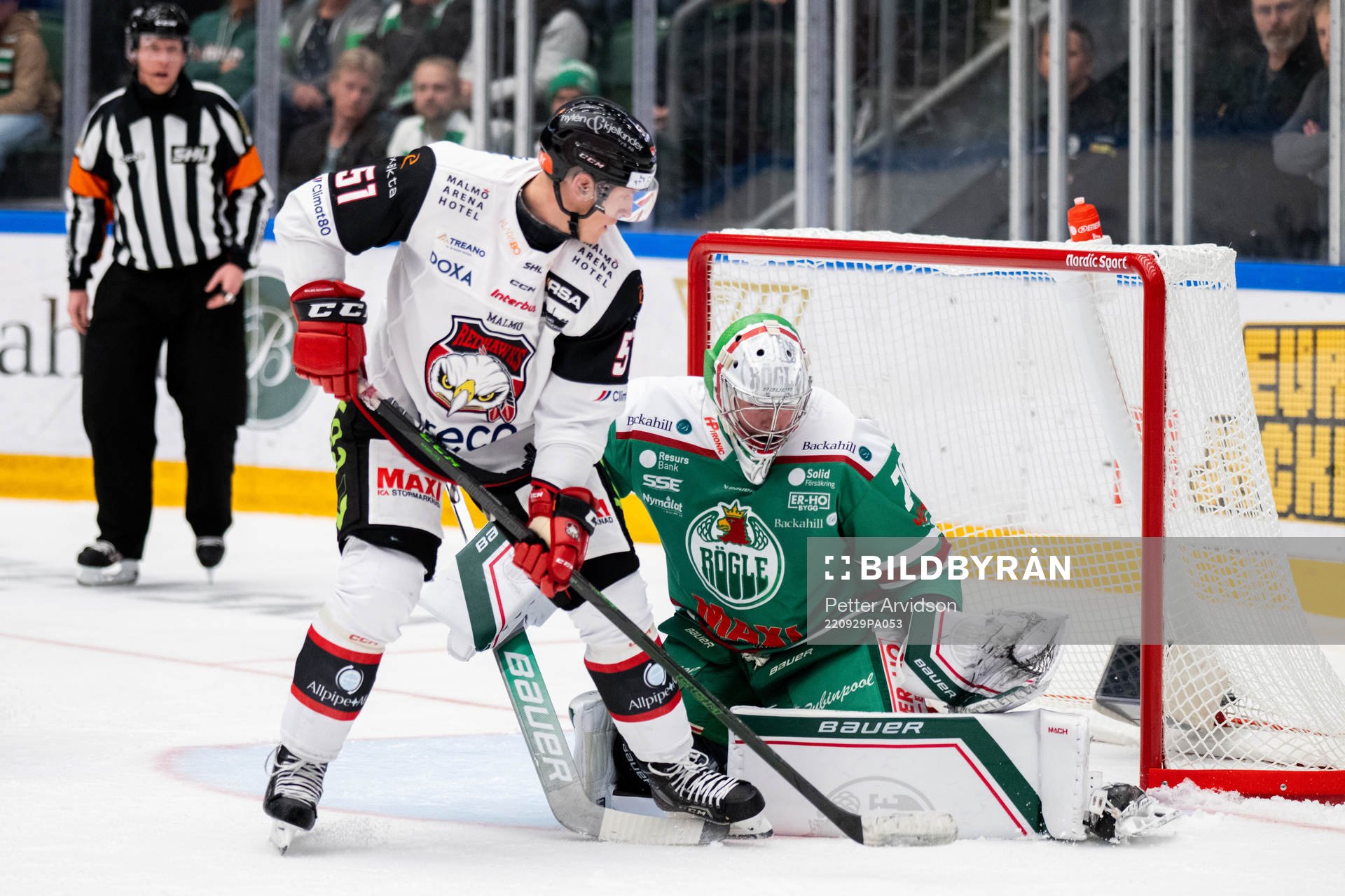 Malmö Redhawks Emil Sylvegård oroar mot Rögles målvakt