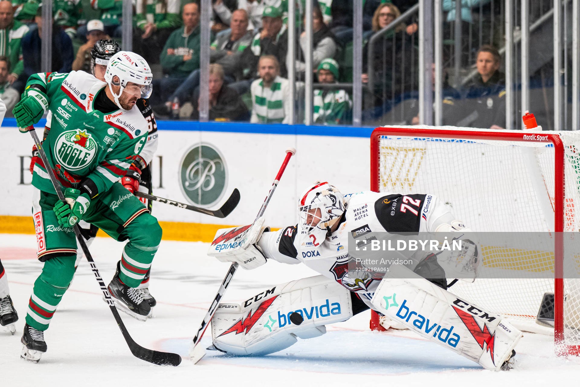 Rögles Ludvig Larsson oroar framför Malmö Redhawks