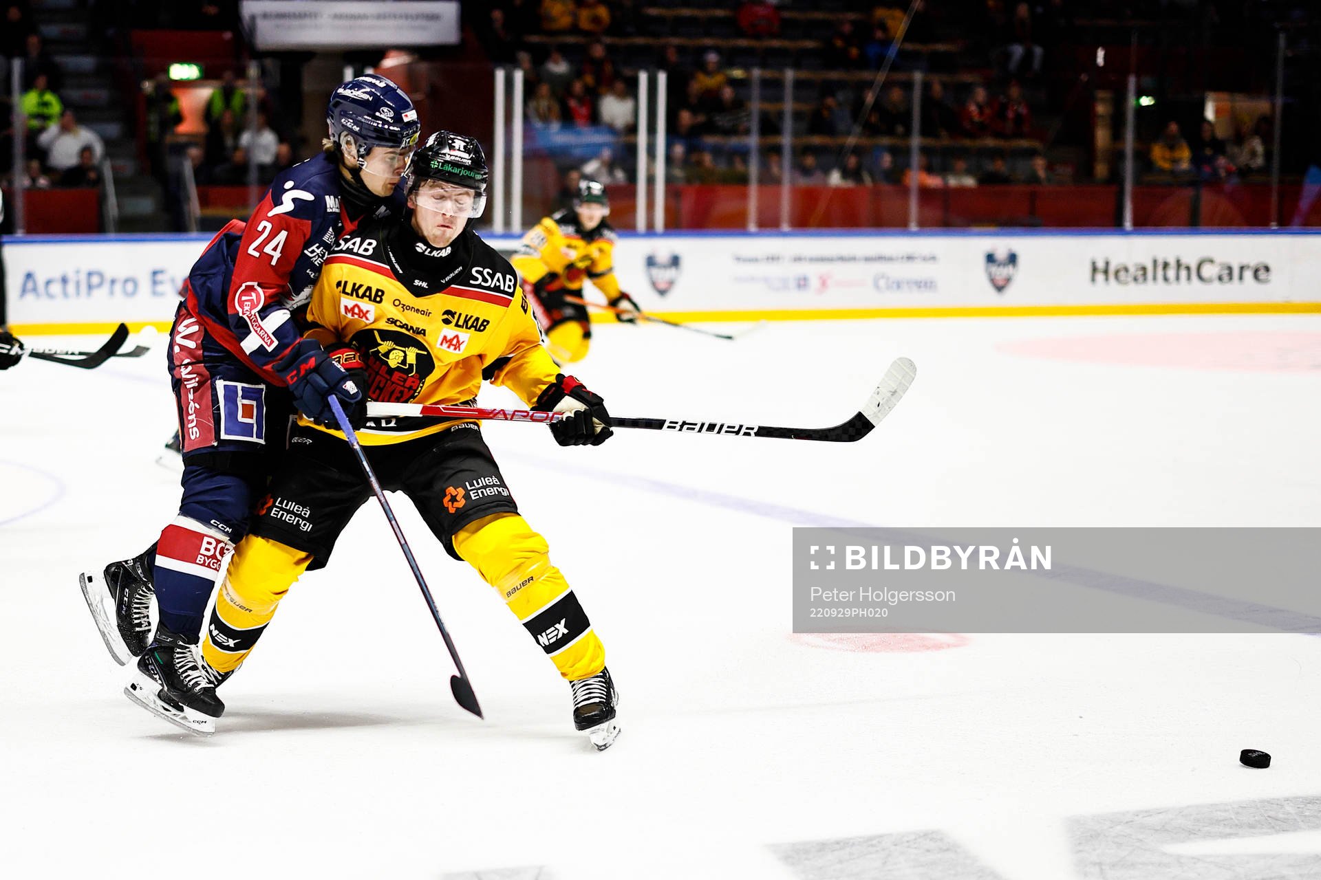 Luleås Jesper Sellgren tacklar Linköpings Elliot Ekmark