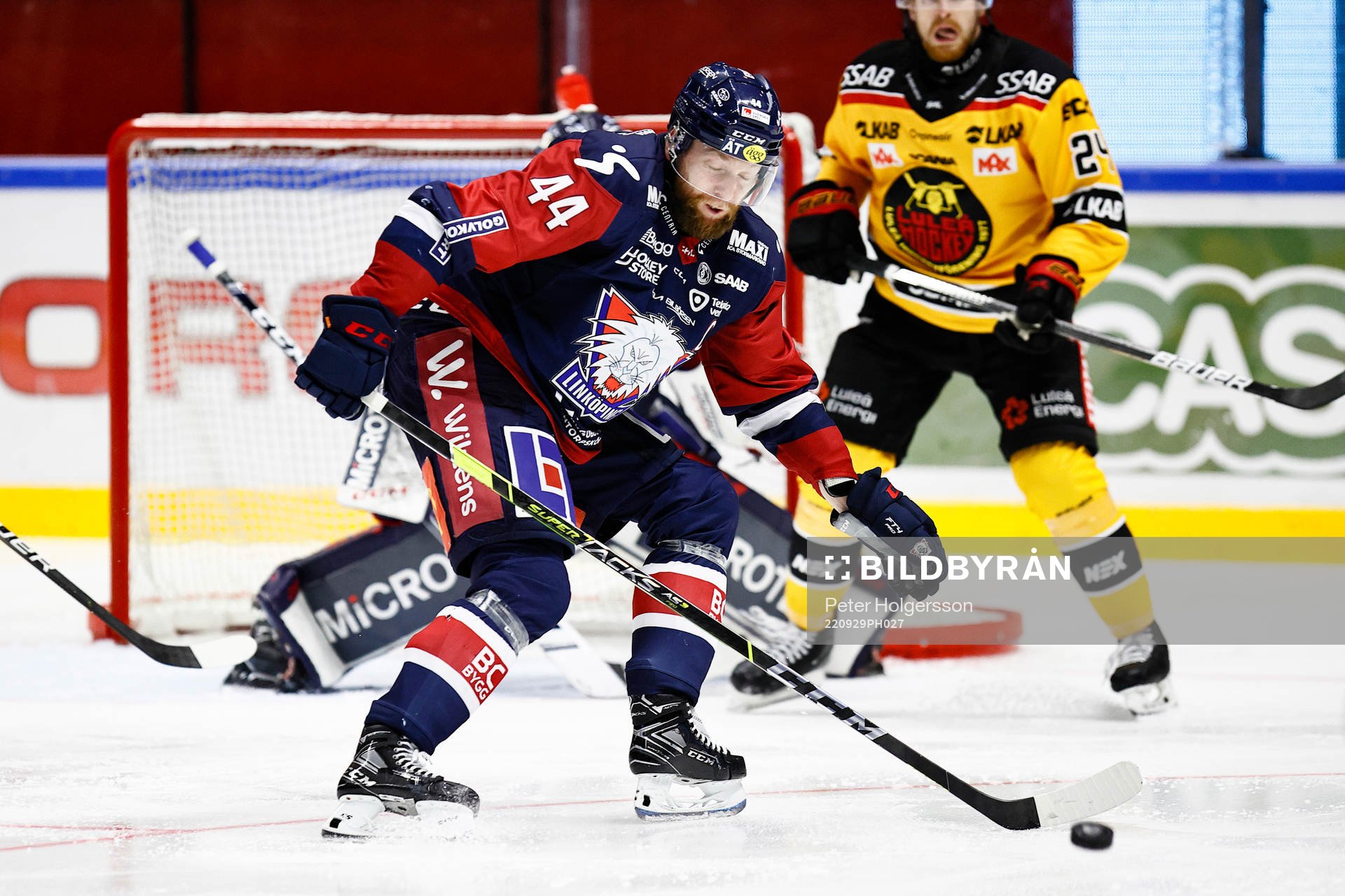 Linköpings Jonas Junland täcker skott och får pucken på