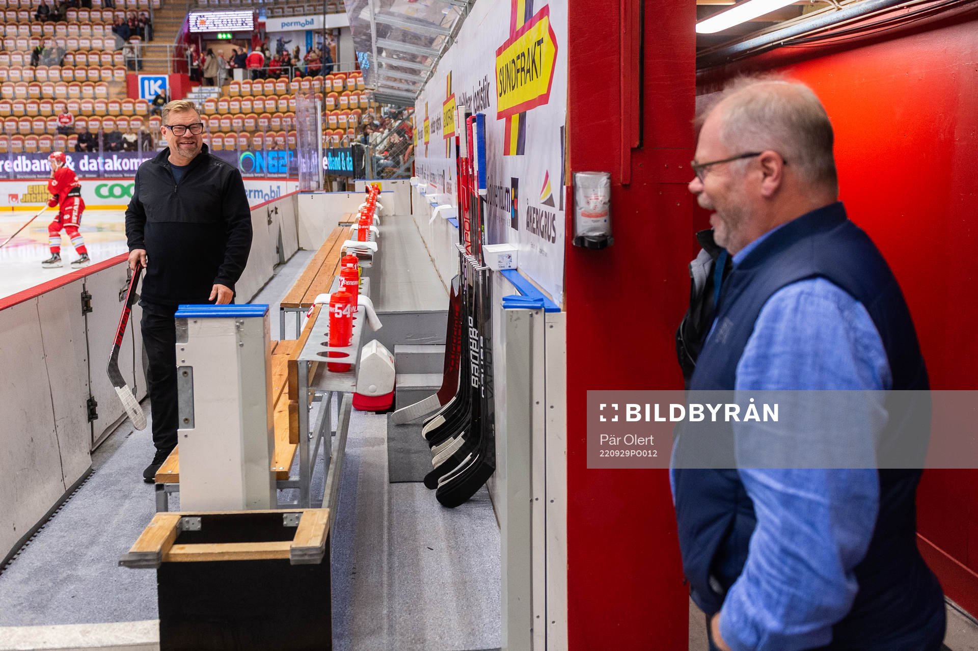 HV71s sportchef Ken Norberg och Timrås materialförvaltare