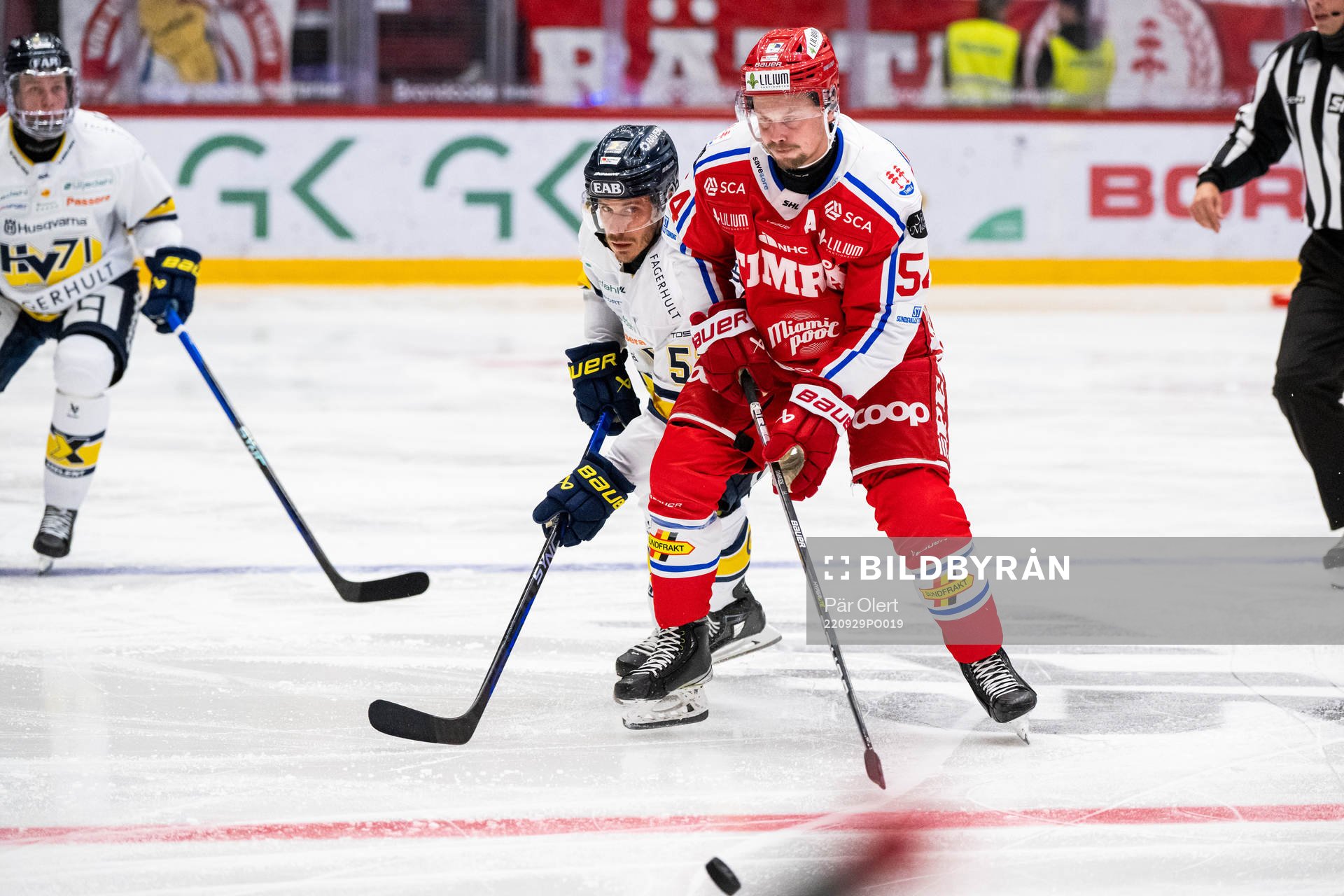 Timrås Jonathan Dahlén och HV71s Victor Sjöholm