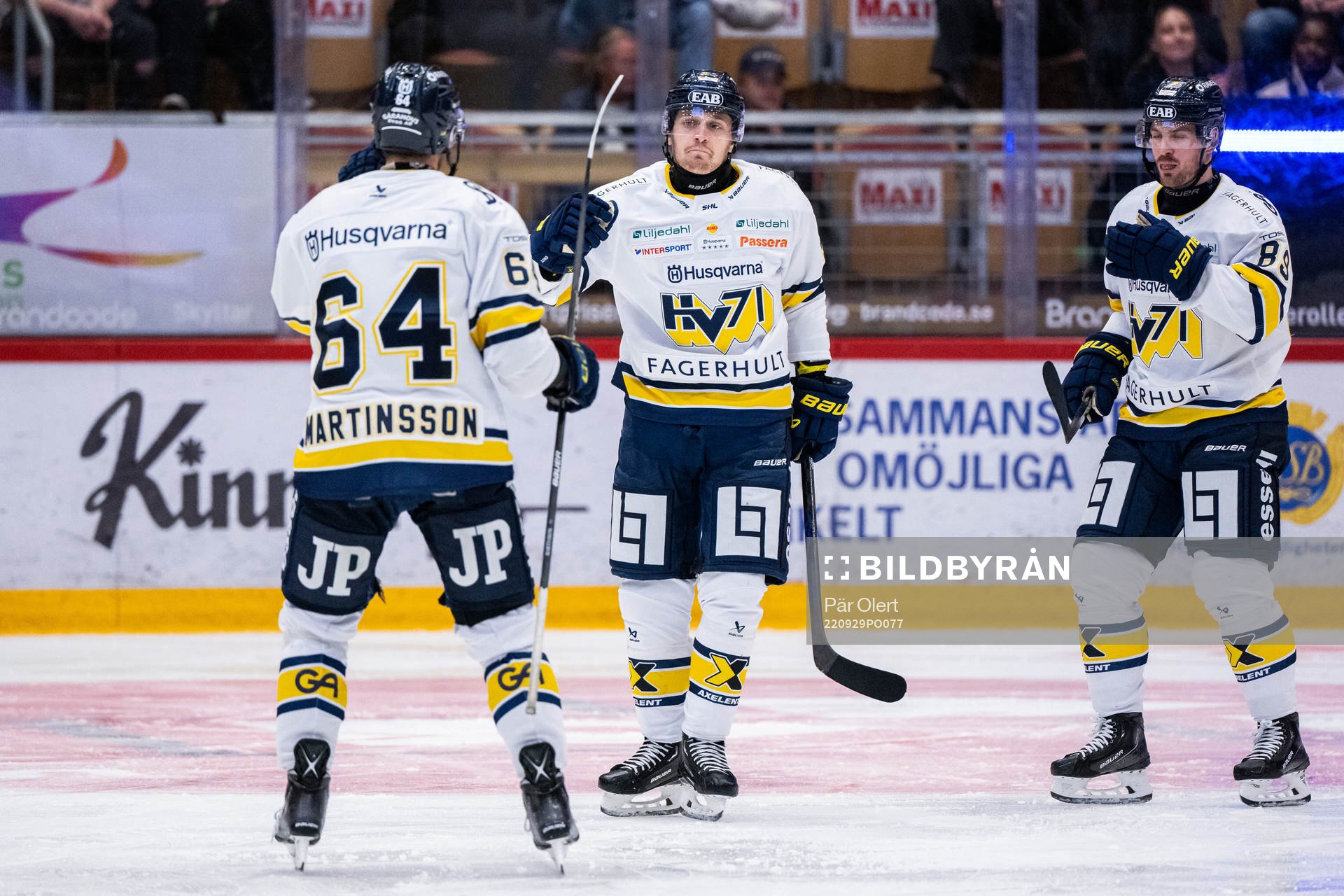 HV71s Fredrik Forsberg (mitten) jublar med Eric Martinsson