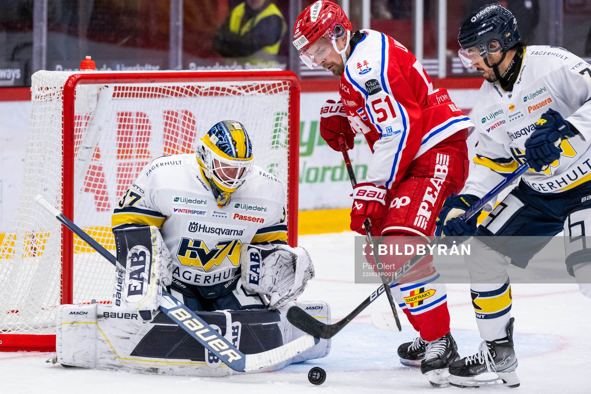 HV71s målvakt Jonas Gunnarsson och Timrås Anton Lander