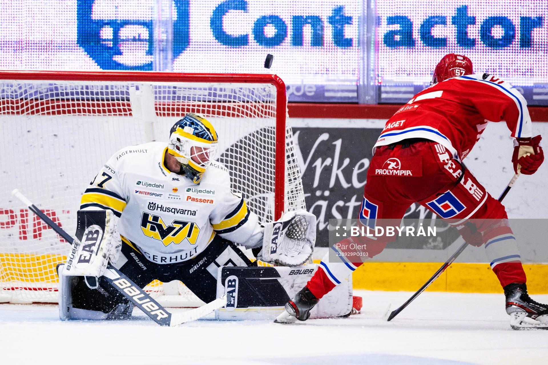 HV71s målvakt Jonas Gunnarsson och Timrås Anton Wedin