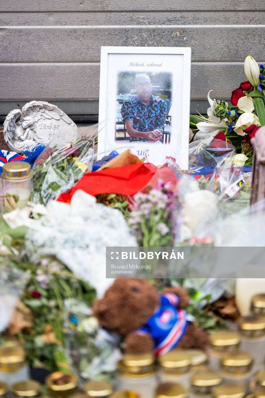 Blommor och ljus ligger på platsen där Ulf Sandberg