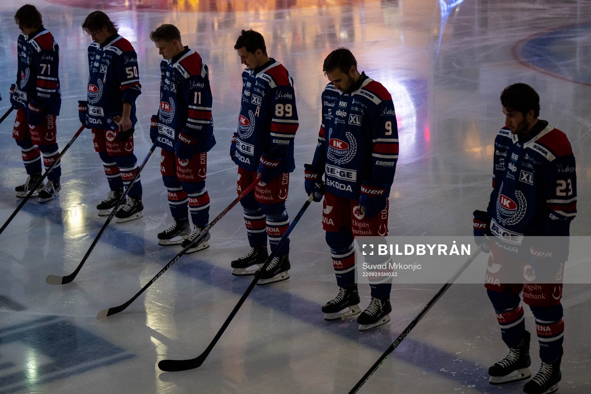 Oskarshamns spelare vid en tyst minut för Ulf Sandberg