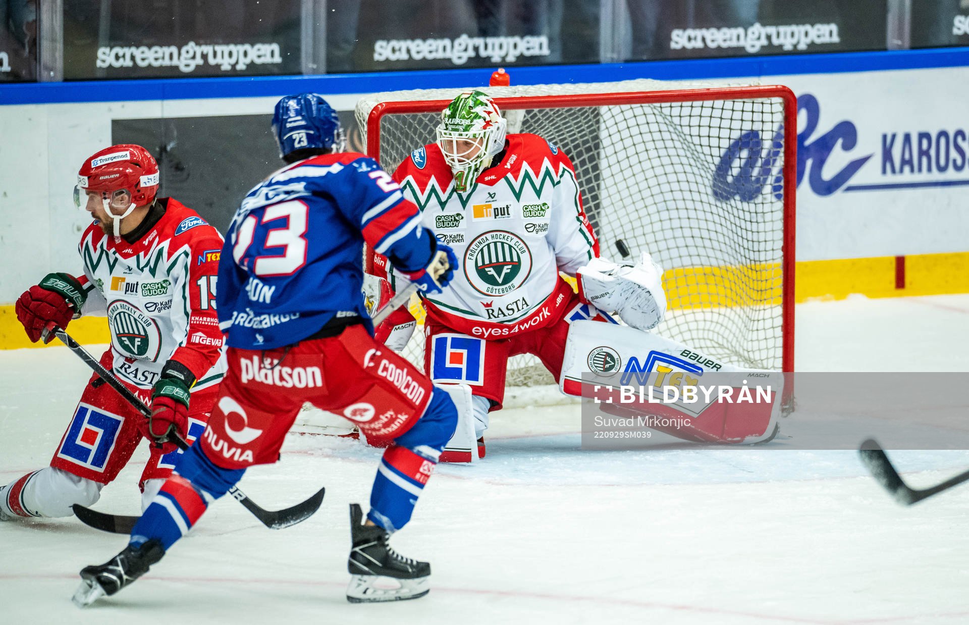 Oskarshamns Blaine Byron gör 1-0 bakom Frölundas målvakt