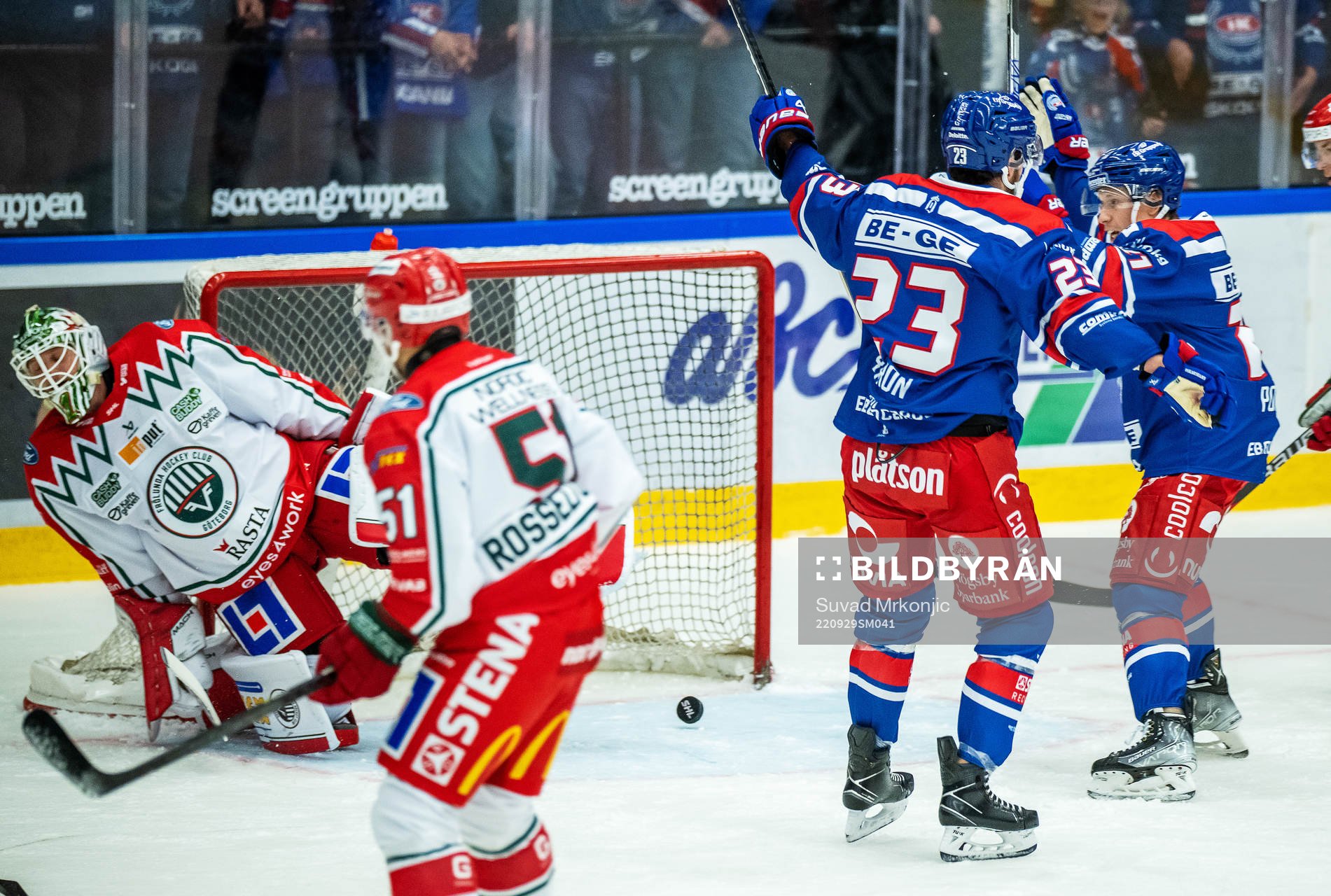 Oskarshamns Blaine Byron gör 1-0 bakom Frölundas målvakt