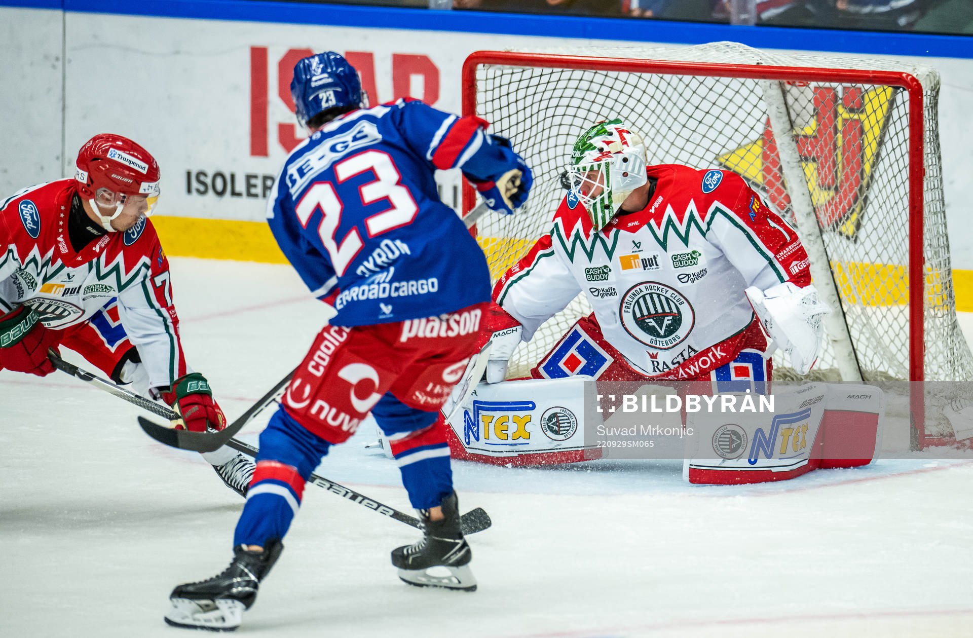 Oskarshamns Blaine Byron gör 3-2 bakom Frölundas målvakt