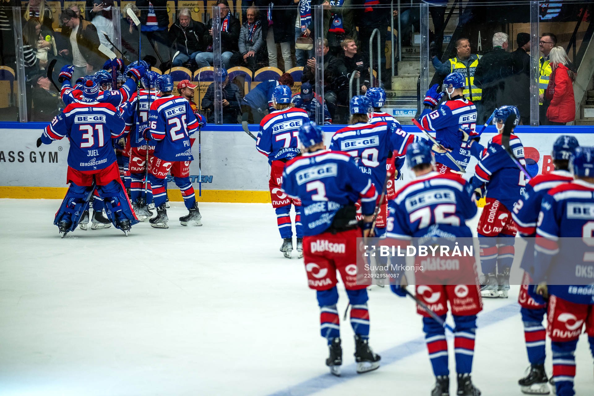 Oskarshamns David Quenneville jublar med lagkamrater